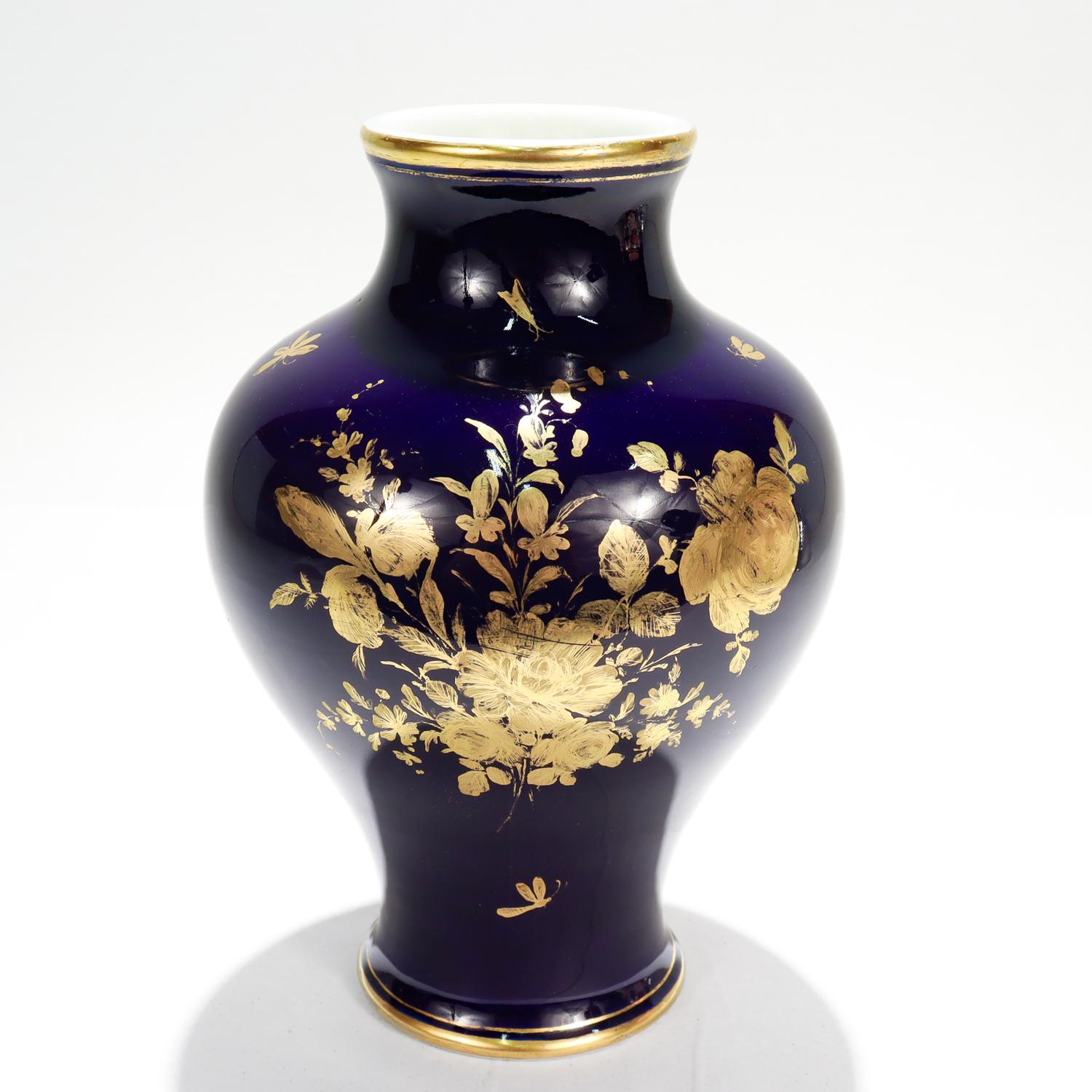 Dipinto a mano Antico Vaso da armadio in porcellana blu cobalto di Dresden dipinto con Cupido e Venere in vendita