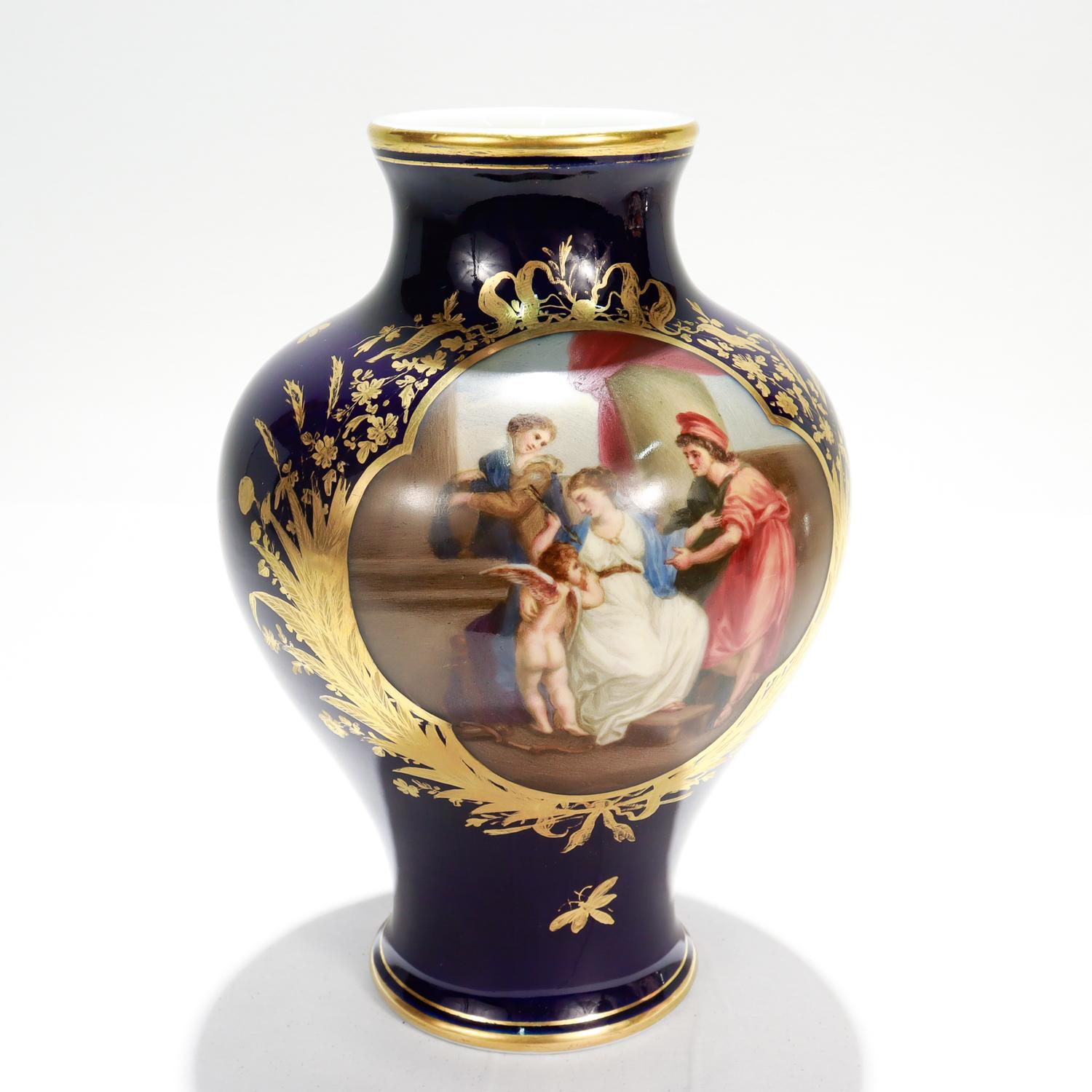 XX secolo Antico Vaso da armadio in porcellana blu cobalto di Dresden dipinto con Cupido e Venere in vendita