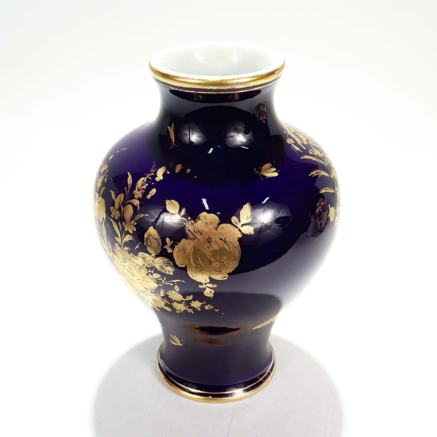 Antico Vaso da armadio in porcellana blu cobalto di Dresden dipinto con Cupido e Venere in vendita 1
