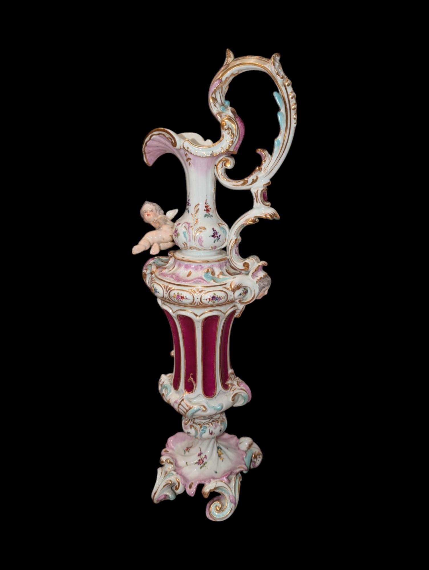 Este exquisito aguamanil antiguo de Dresden Porcelain con asa de Helena Wolfsohn es un verdadero testimonio de la artesanía y el arte europeos del siglo XIX. Con la distintiva elegancia de la porcelana de Dresde, este aguamanil muestra intrincados