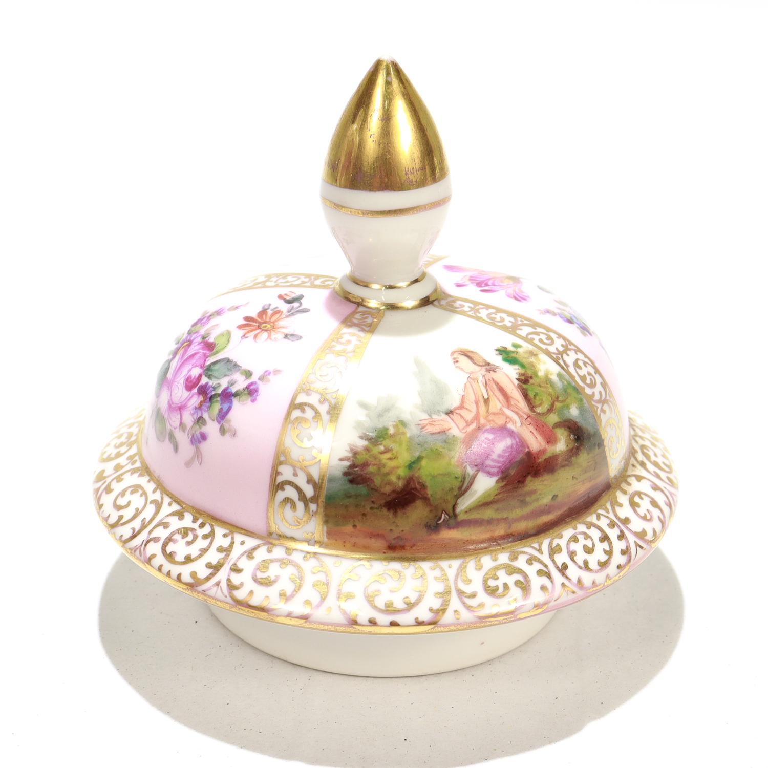 Antico vaso con coperchio in porcellana Dresden Porcelain con fondo rosa in vendita 4