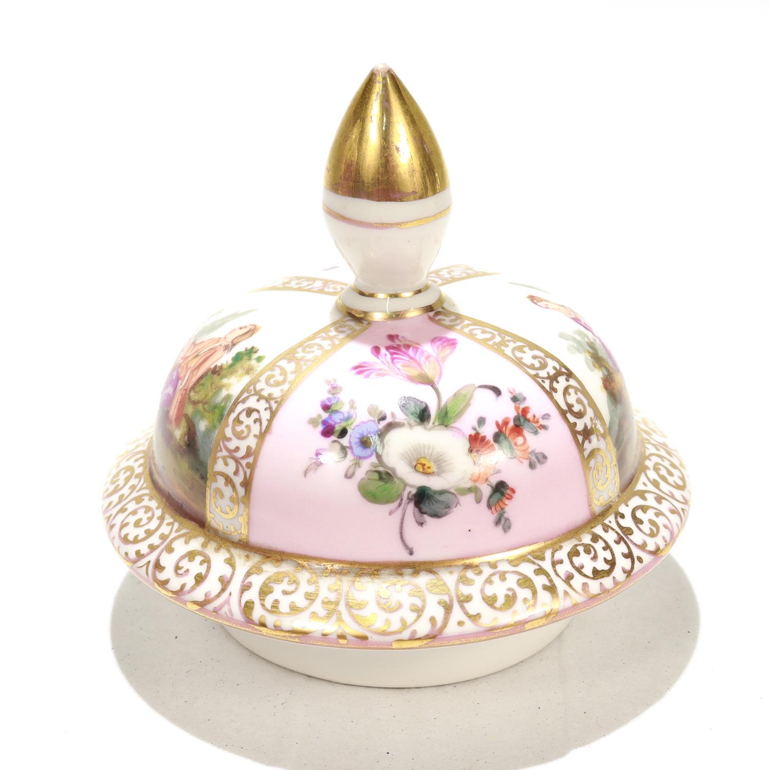 Antico vaso con coperchio in porcellana Dresden Porcelain con fondo rosa in vendita 5