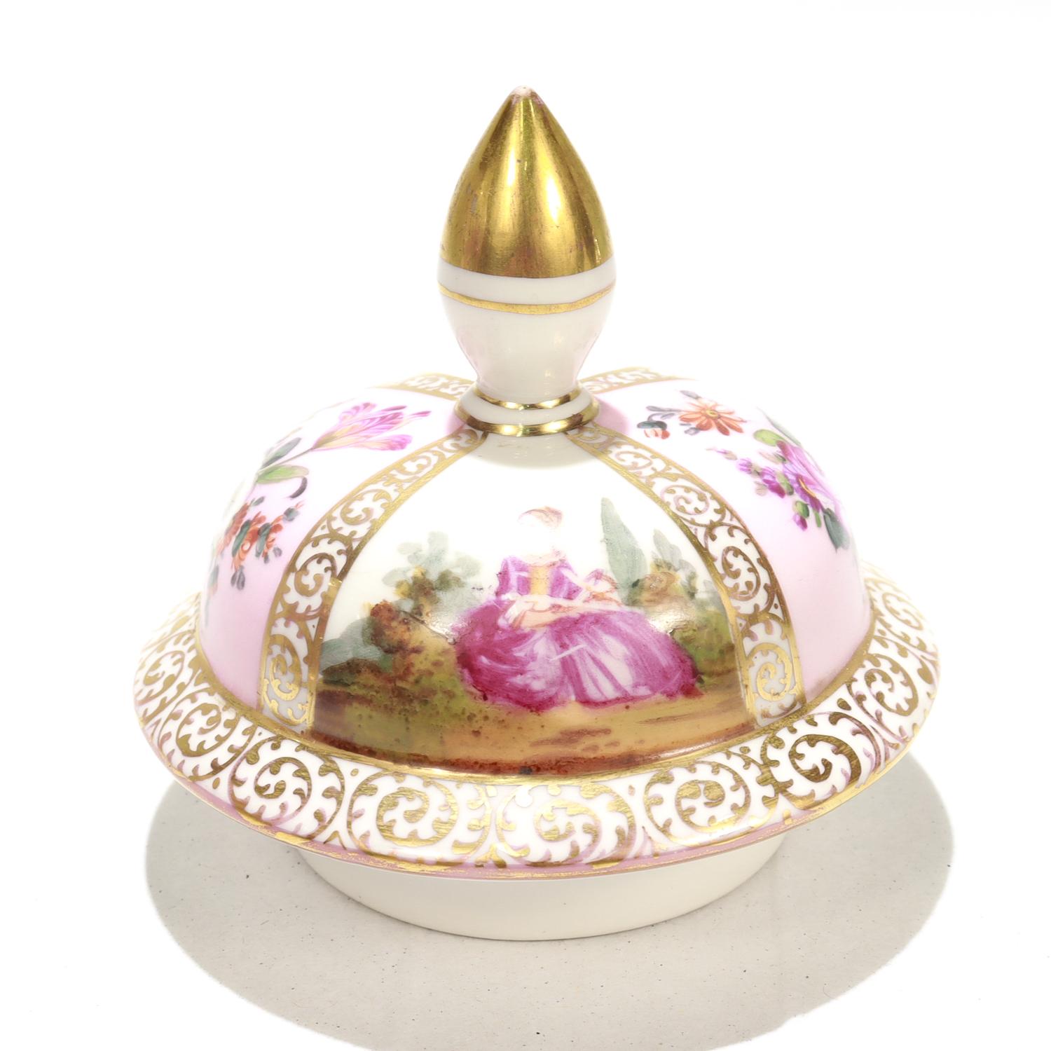 Antico vaso con coperchio in porcellana Dresden Porcelain con fondo rosa in vendita 6