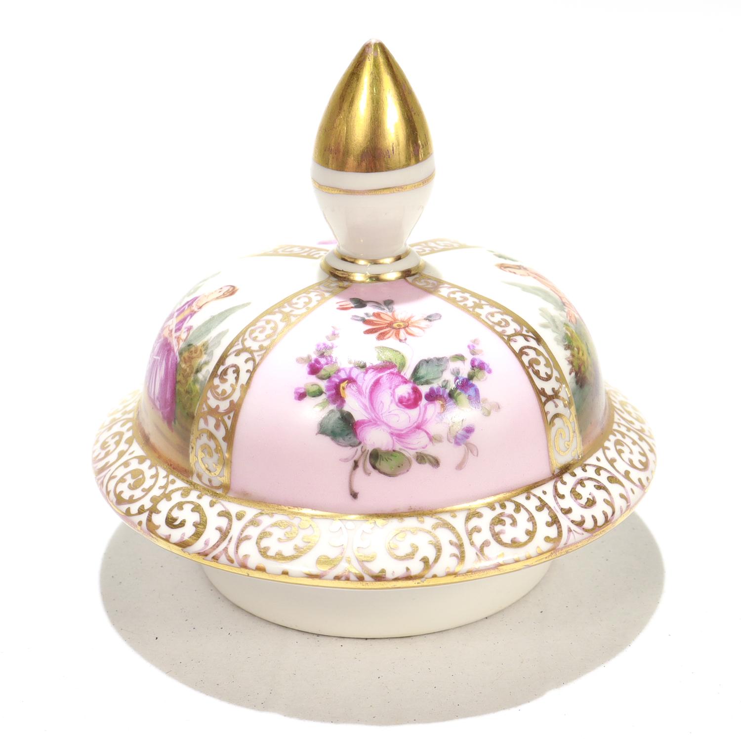 Antico vaso con coperchio in porcellana Dresden Porcelain con fondo rosa in vendita 7