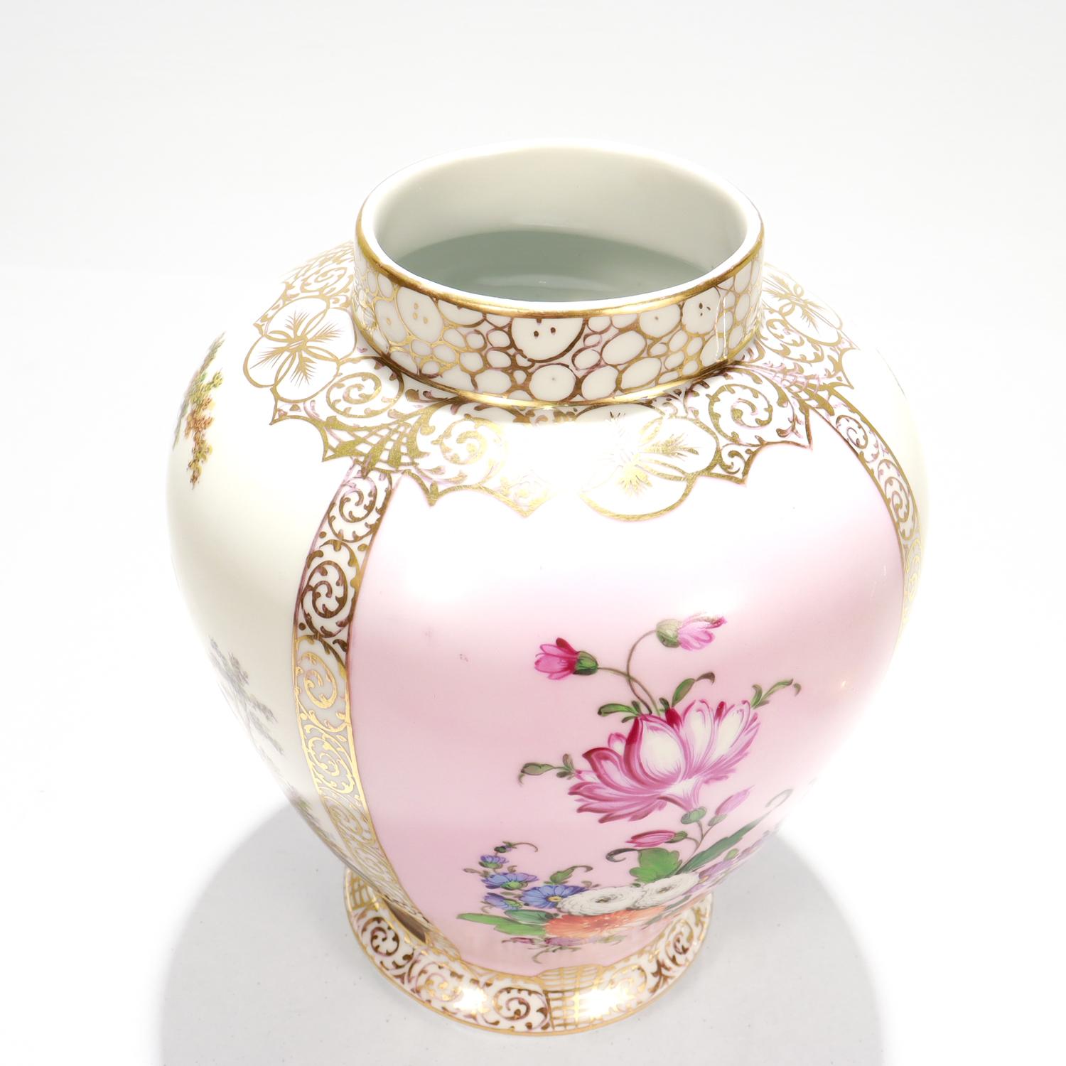 Antico vaso con coperchio in porcellana Dresden Porcelain con fondo rosa in vendita 8