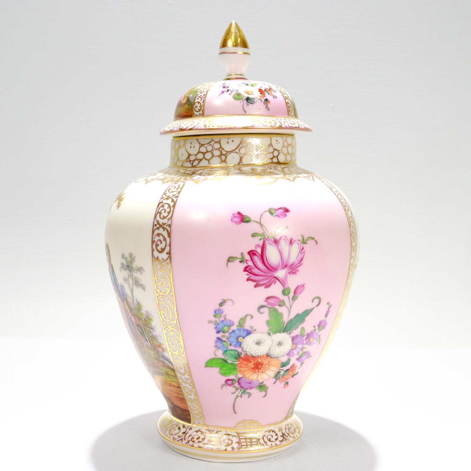 Rococò Antico vaso con coperchio in porcellana Dresden Porcelain con fondo rosa in vendita