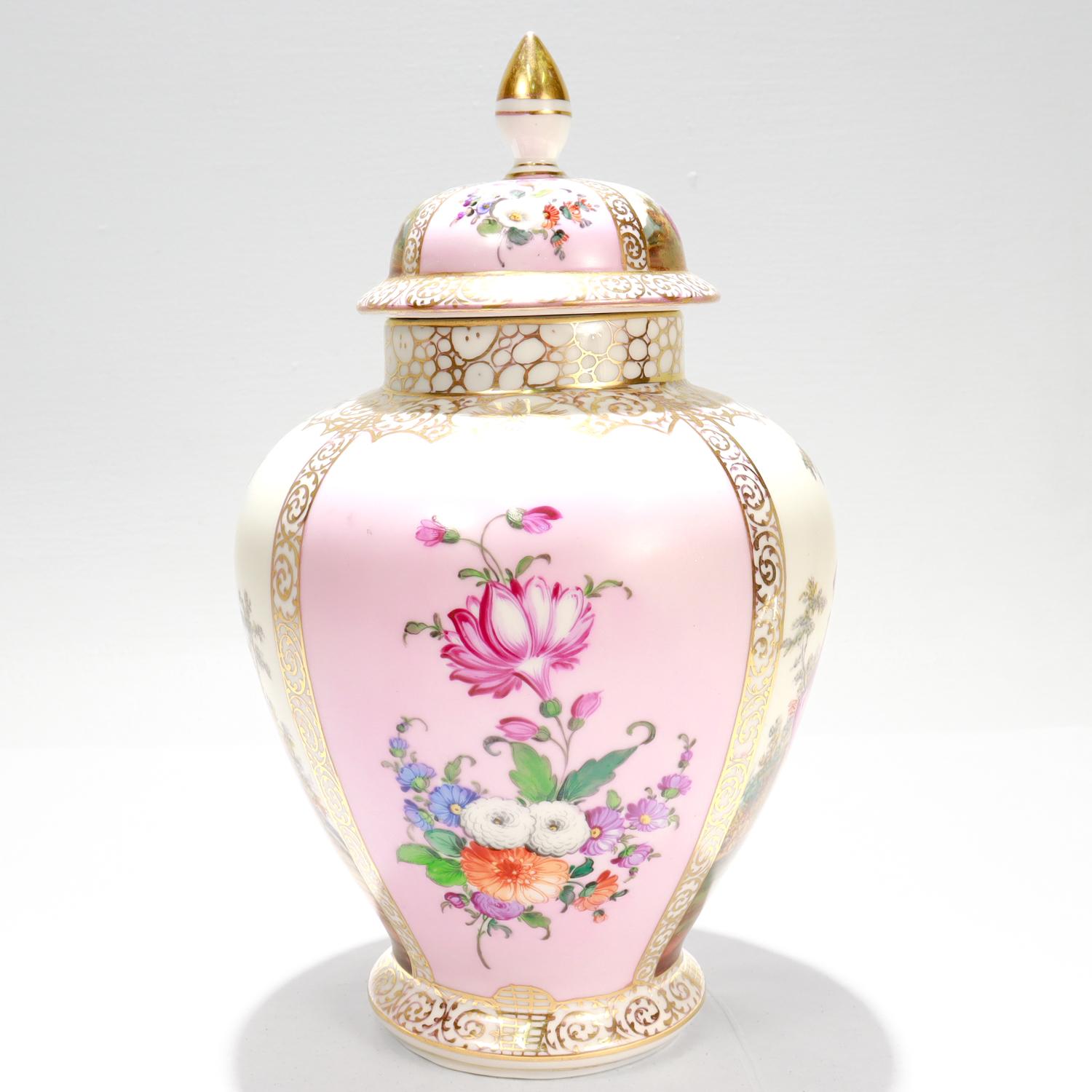 Tedesco Antico vaso con coperchio in porcellana Dresden Porcelain con fondo rosa in vendita