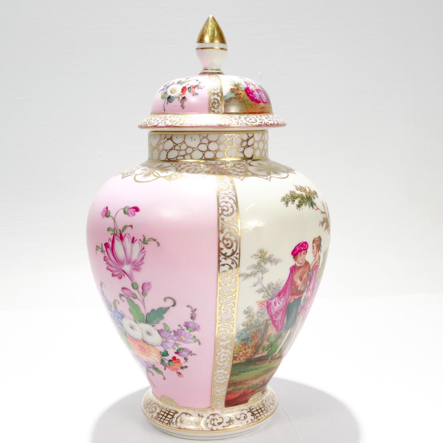 Antico vaso con coperchio in porcellana Dresden Porcelain con fondo rosa In condizioni buone in vendita a Philadelphia, PA