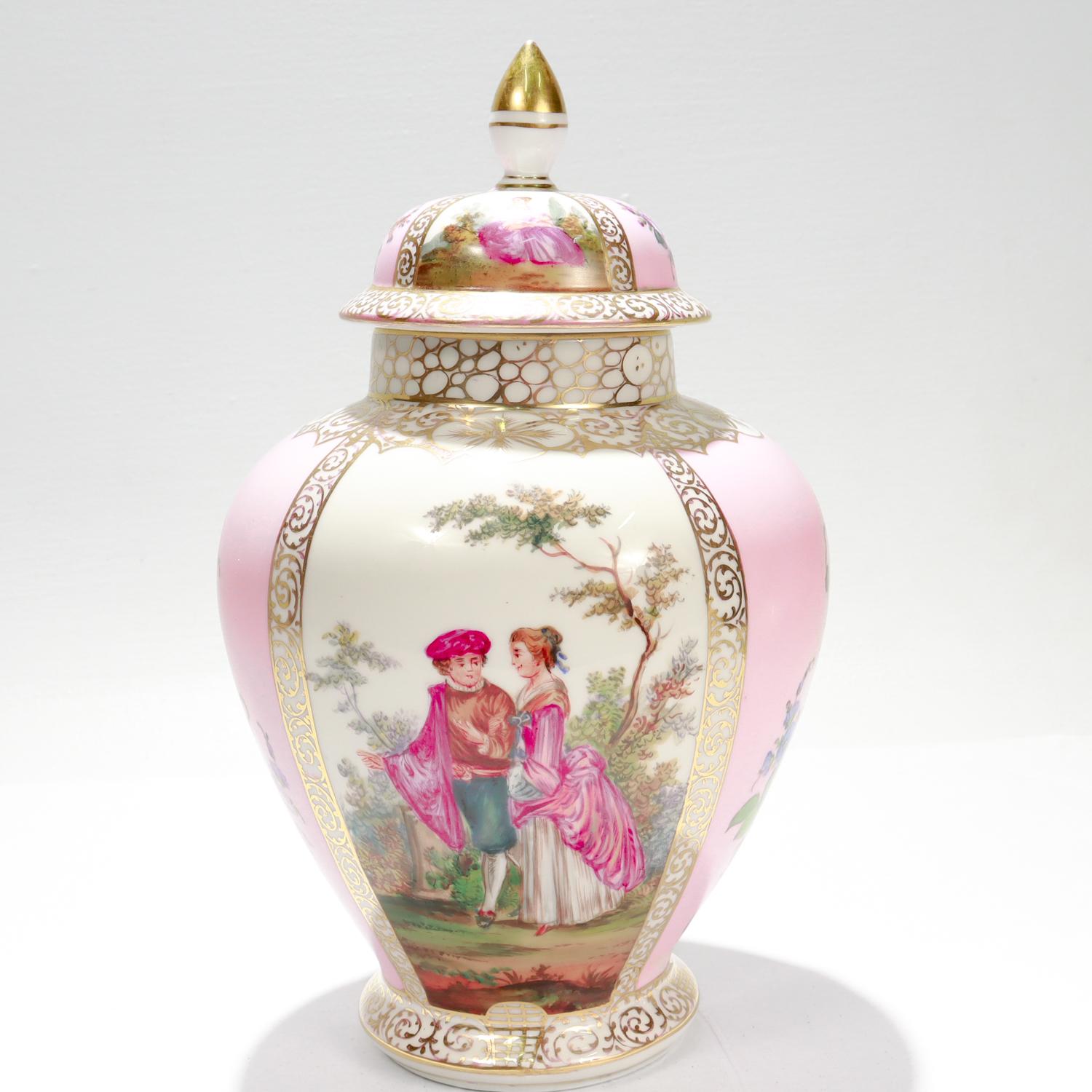 XX secolo Antico vaso con coperchio in porcellana Dresden Porcelain con fondo rosa in vendita
