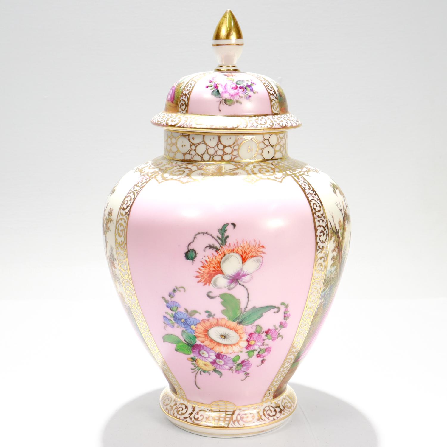 Antico vaso con coperchio in porcellana Dresden Porcelain con fondo rosa in vendita 1