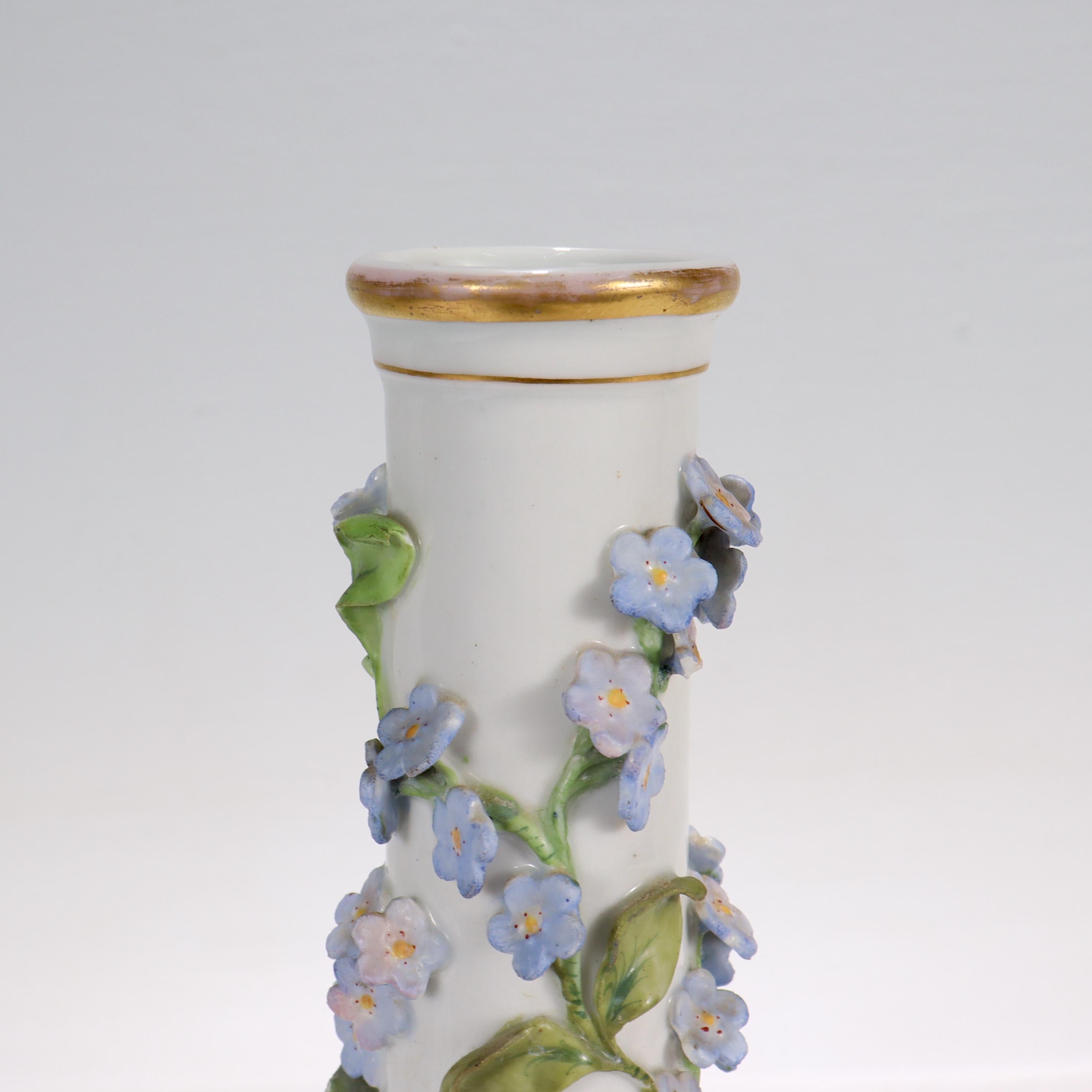 Ancien vase à col de bouteille incrusté de fleurs en porcelaine Potschappel de Dresde en vente 3