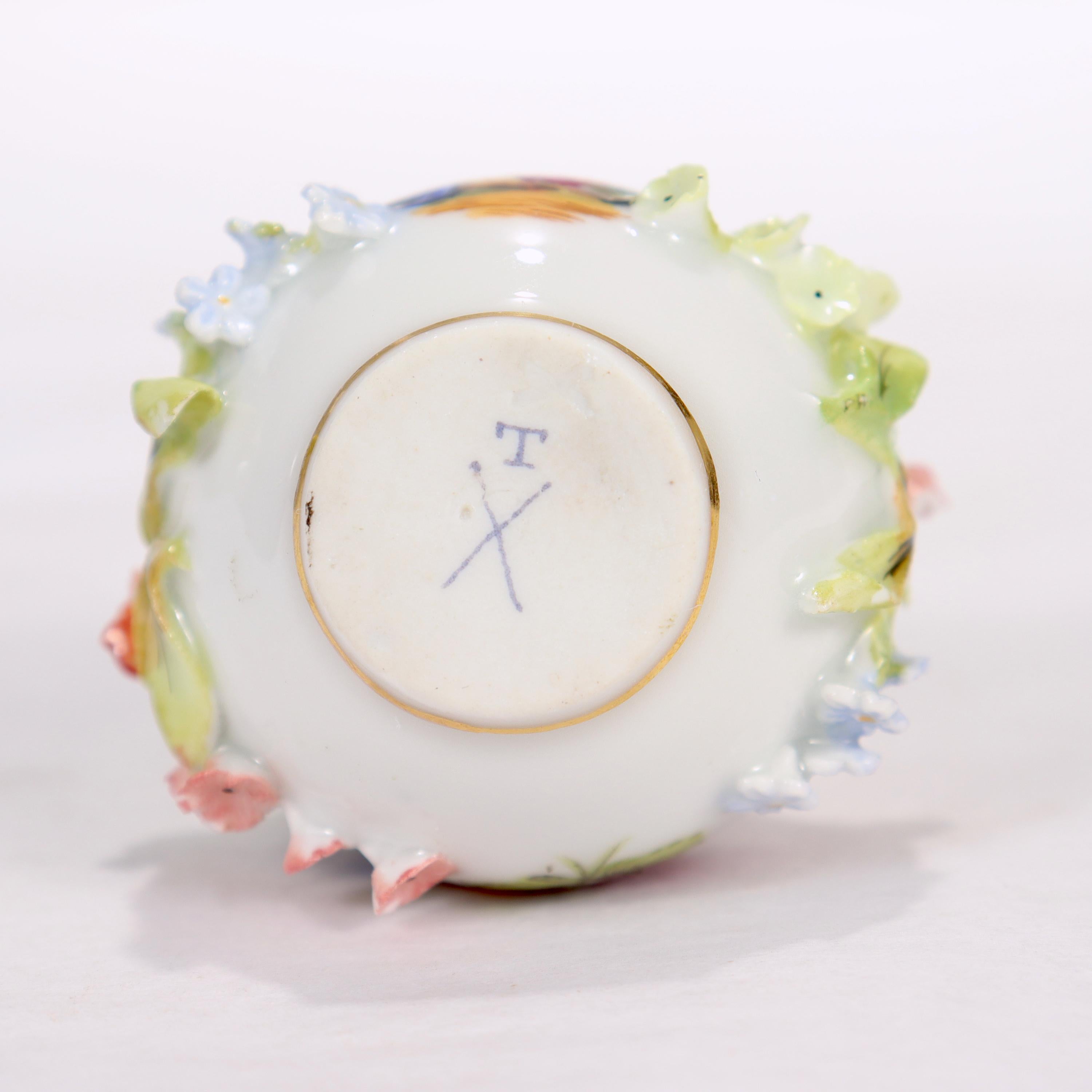 Frasco de perfume antiguo de porcelana Potschappel de Dresde en miniatura con flores incrustadas en venta 5