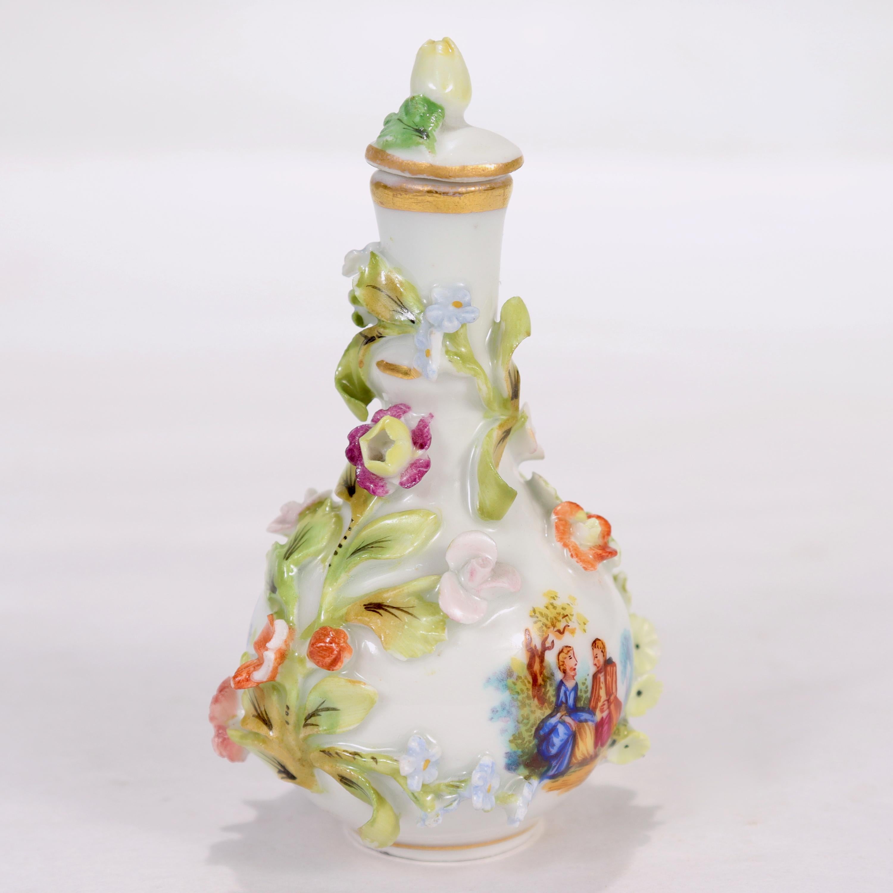 Frasco de perfume antiguo de porcelana Potschappel de Dresde en miniatura con flores incrustadas Rococó en venta