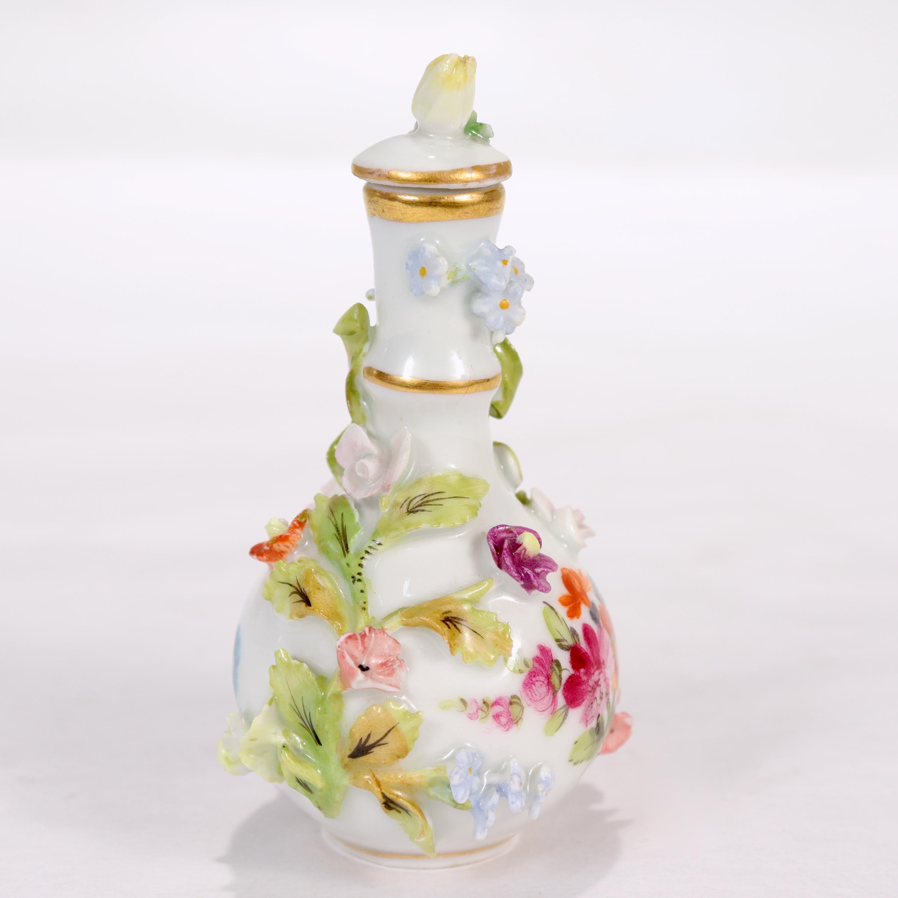 Frasco de perfume antiguo de porcelana Potschappel de Dresde en miniatura con flores incrustadas siglo XX en venta