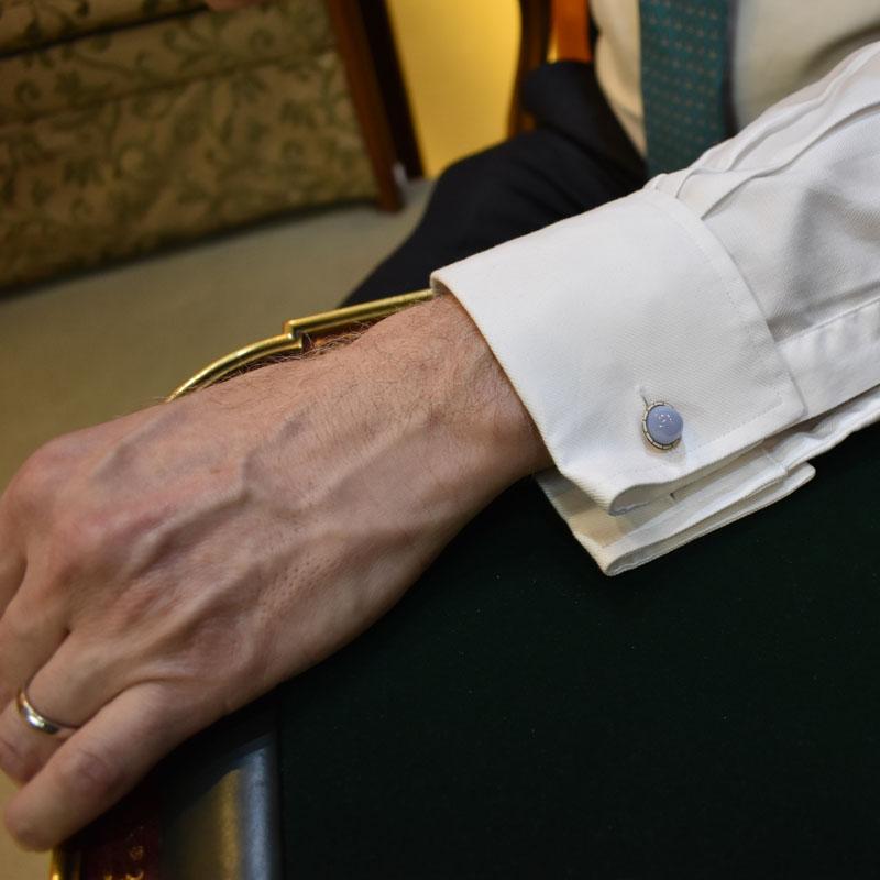 Ensemble vestimentaire anglais ancien pour homme, comprenant une paire de boutons de manchette et trois clous d'oreilles, sertis d'agates bleues en dentelle taillées en forme de dôme et entourées d'émail, de bâtons émaillés blancs, montés en or