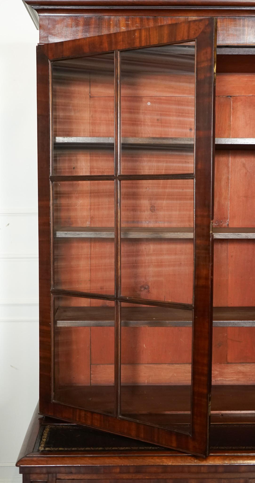 CABiNET ANTIQUE DRESSER BOOKCASE DISPLAY EN CUIR NOIR SUR CHEST OF DRAWERS en vente 3