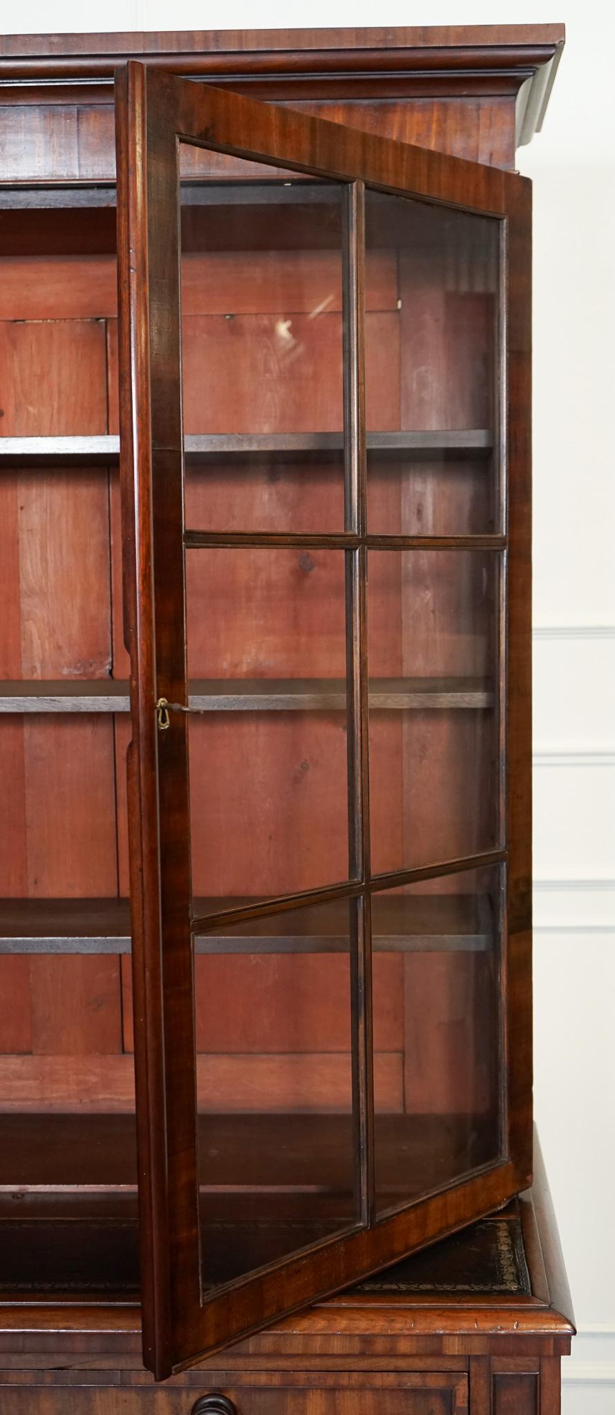 CABiNET ANTIQUE DRESSER BOOKCASE DISPLAY EN CUIR NOIR SUR CHEST OF DRAWERS en vente 4