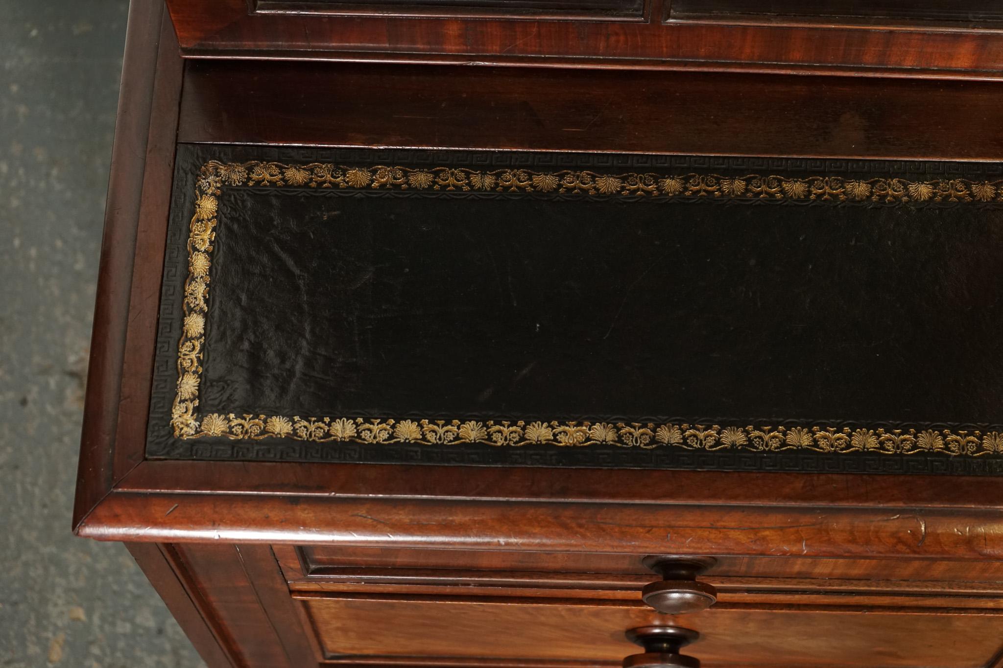 CABiNET ANTIQUE DRESSER BOOKCASE DISPLAY EN CUIR NOIR SUR CHEST OF DRAWERS en vente 6