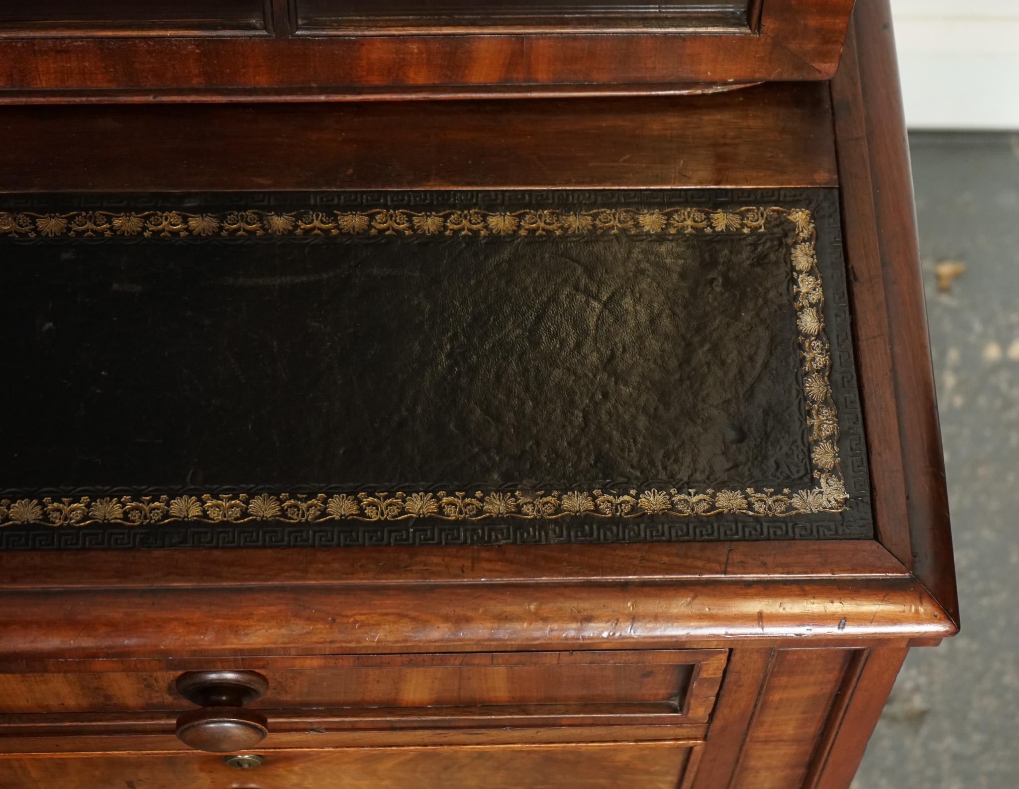 CABiNET ANTIQUE DRESSER BOOKCASE DISPLAY EN CUIR NOIR SUR CHEST OF DRAWERS en vente 7