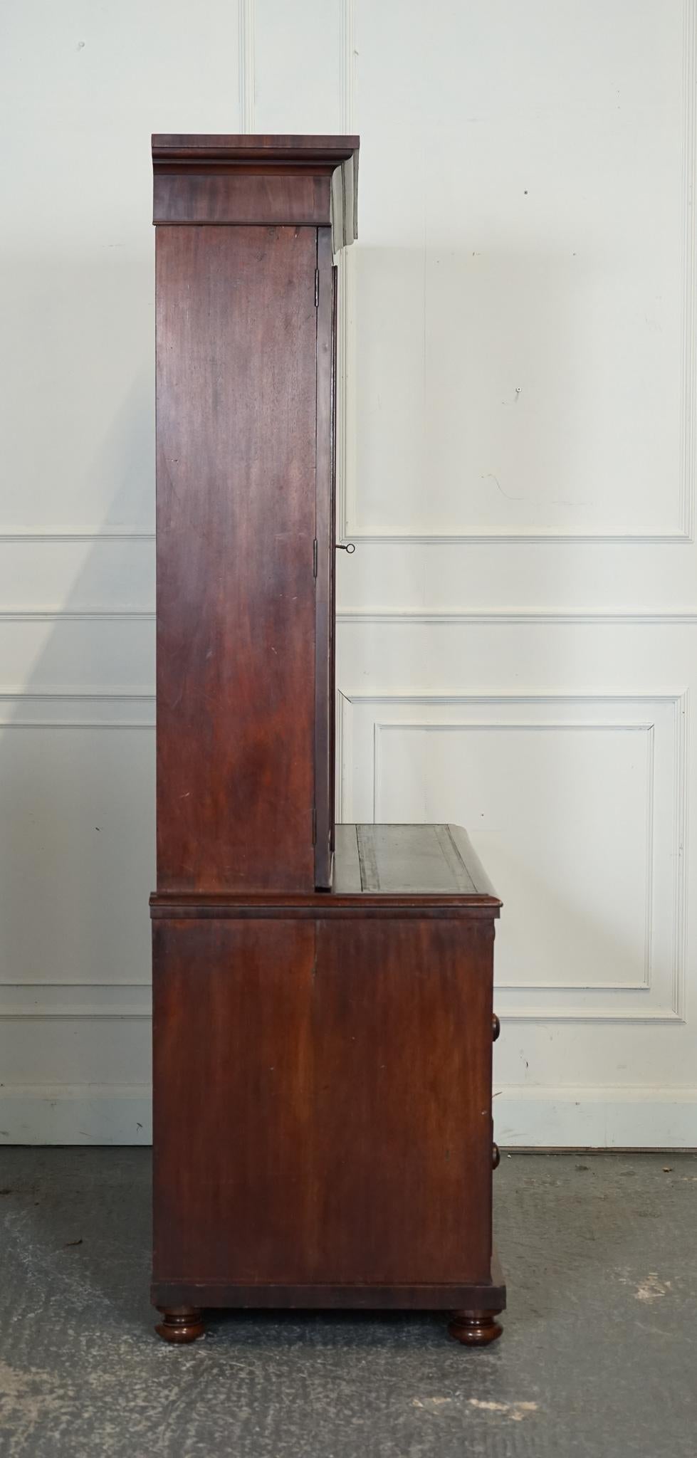 CABiNET ANTIQUE DRESSER BOOKCASE DISPLAY EN CUIR NOIR SUR CHEST OF DRAWERS en vente 8