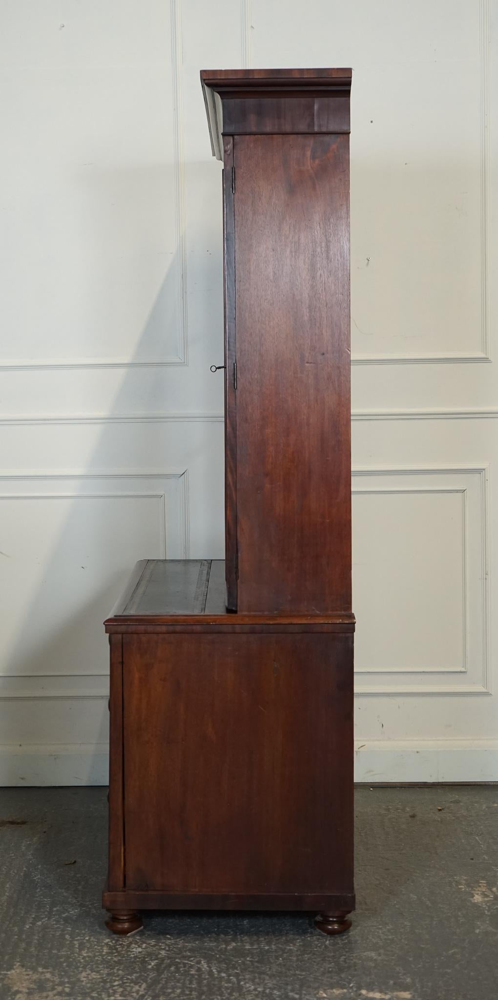 CABiNET ANTIQUE DRESSER BOOKCASE DISPLAY EN CUIR NOIR SUR CHEST OF DRAWERS en vente 9