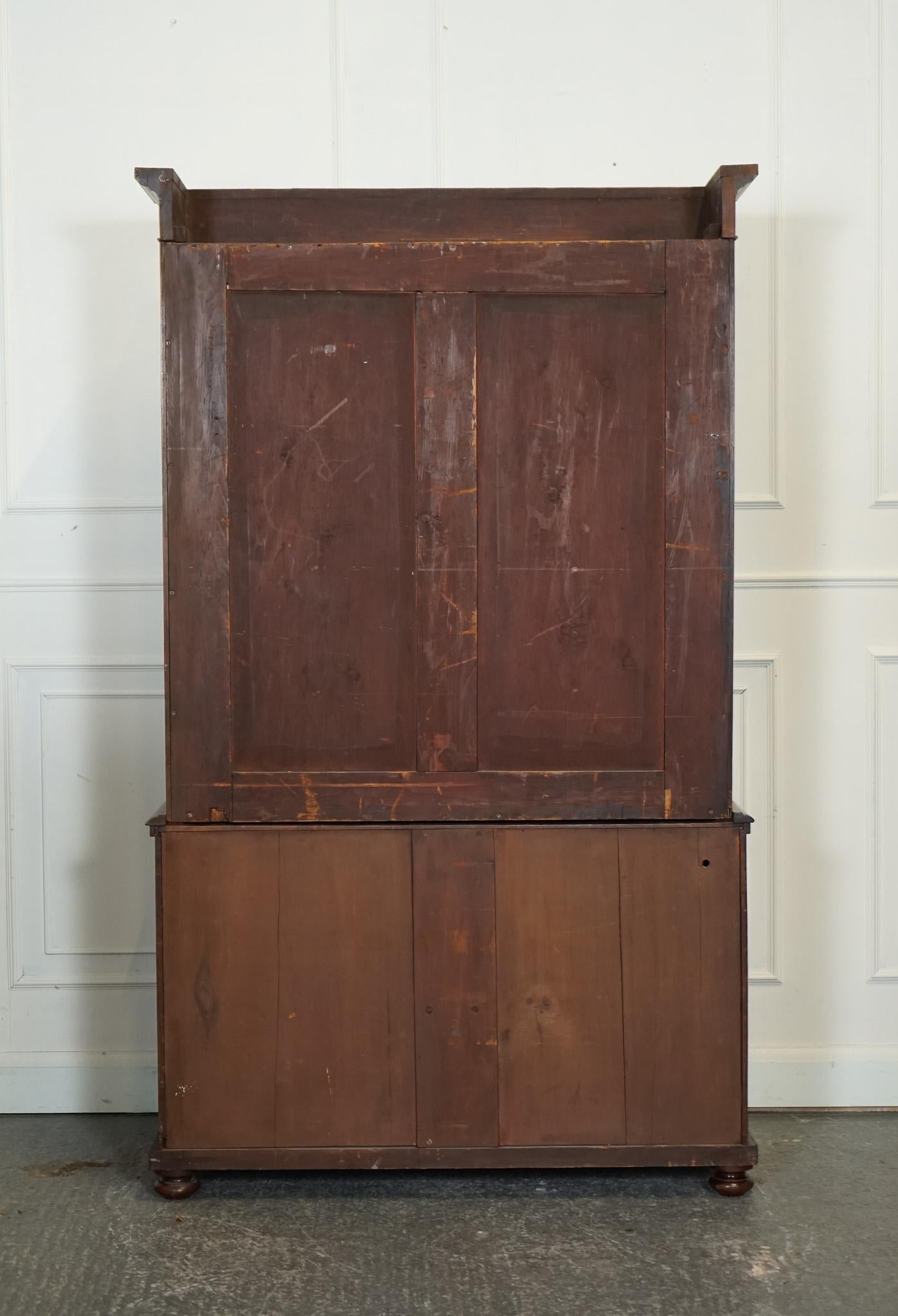 CABiNET ANTIQUE DRESSER BOOKCASE DISPLAY EN CUIR NOIR SUR CHEST OF DRAWERS en vente 10