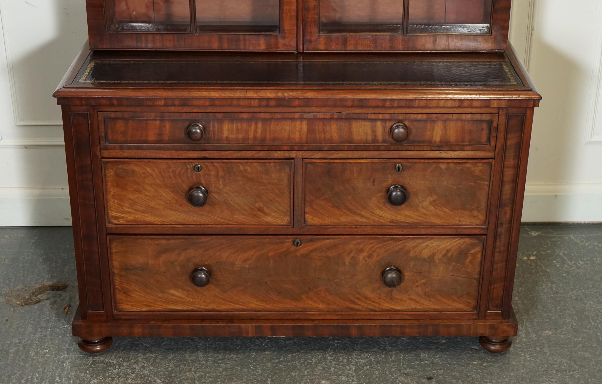 Britannique CABiNET ANTIQUE DRESSER BOOKCASE DISPLAY EN CUIR NOIR SUR CHEST OF DRAWERS en vente