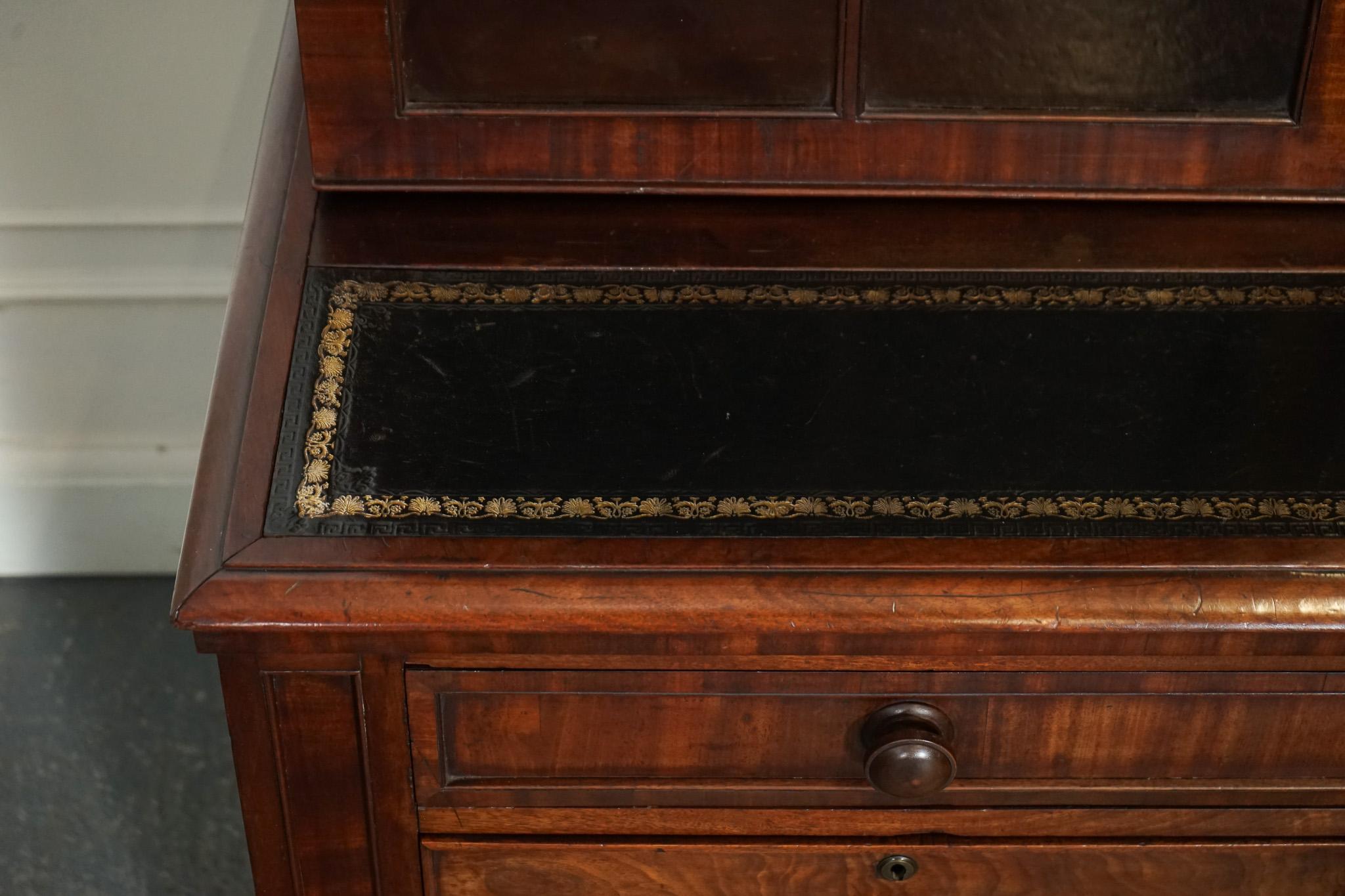 Fait main CABiNET ANTIQUE DRESSER BOOKCASE DISPLAY EN CUIR NOIR SUR CHEST OF DRAWERS en vente