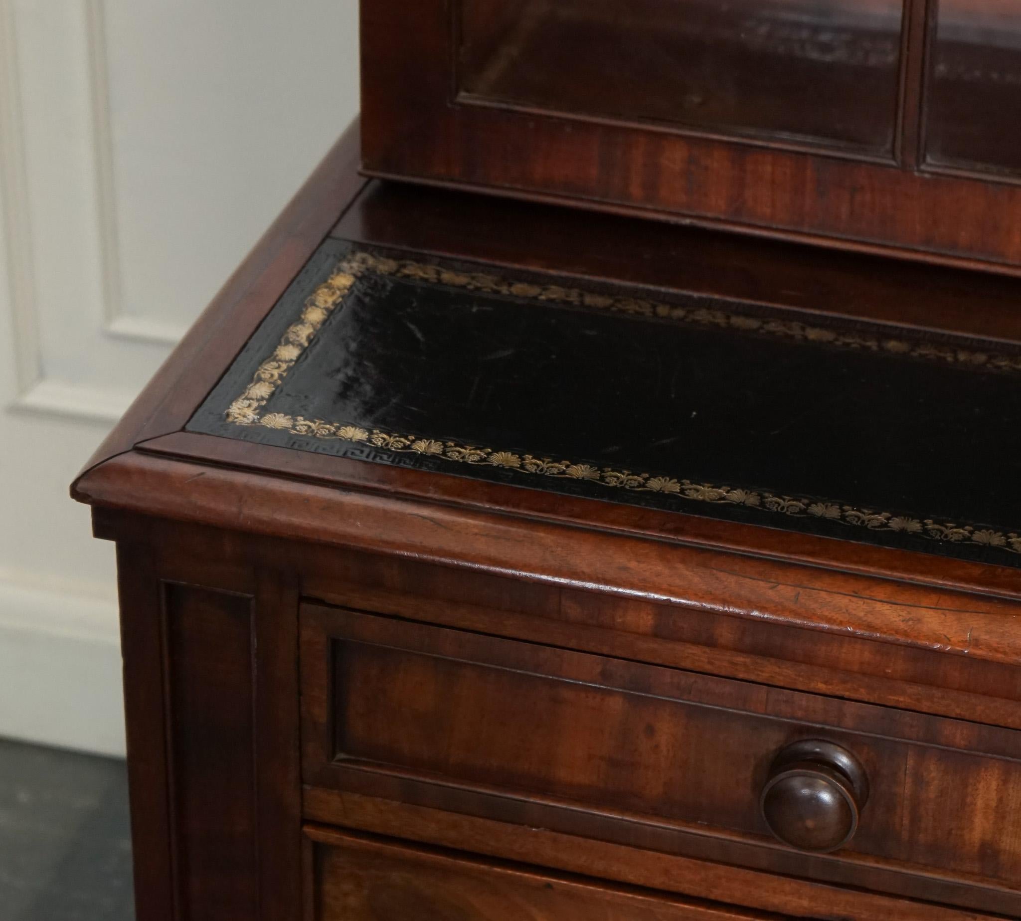 CABiNET ANTIQUE DRESSER BOOKCASE DISPLAY EN CUIR NOIR SUR CHEST OF DRAWERS Bon état - En vente à Pulborough, GB
