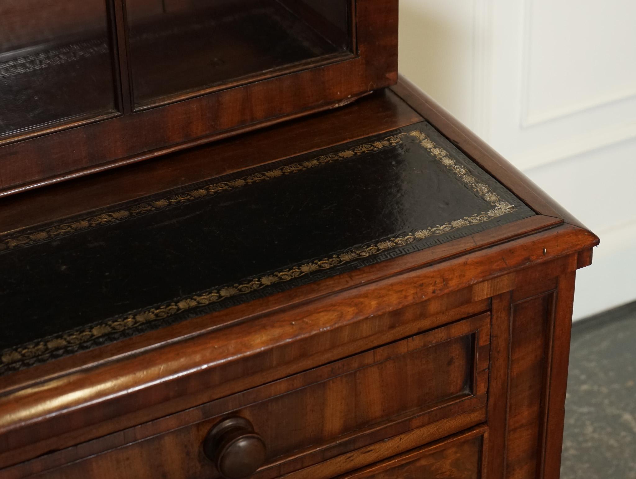 20ième siècle CABiNET ANTIQUE DRESSER BOOKCASE DISPLAY EN CUIR NOIR SUR CHEST OF DRAWERS en vente