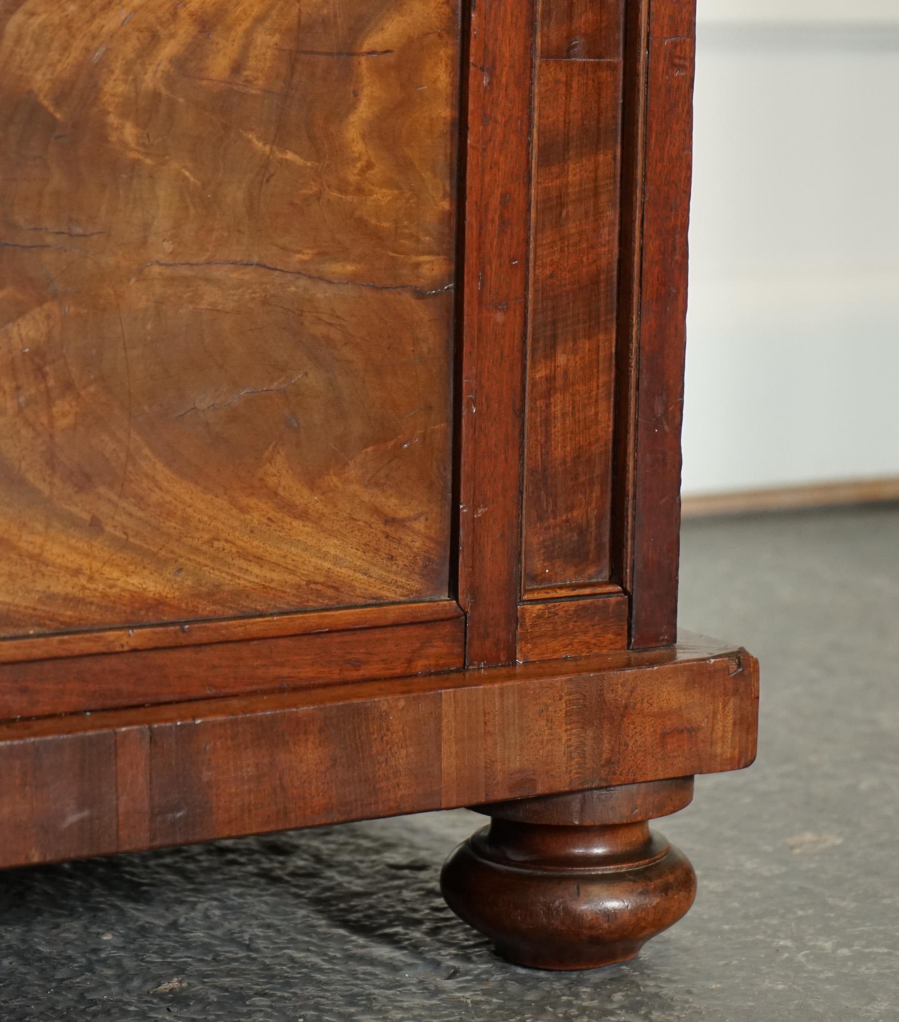 Bois de feuillus CABiNET ANTIQUE DRESSER BOOKCASE DISPLAY EN CUIR NOIR SUR CHEST OF DRAWERS en vente