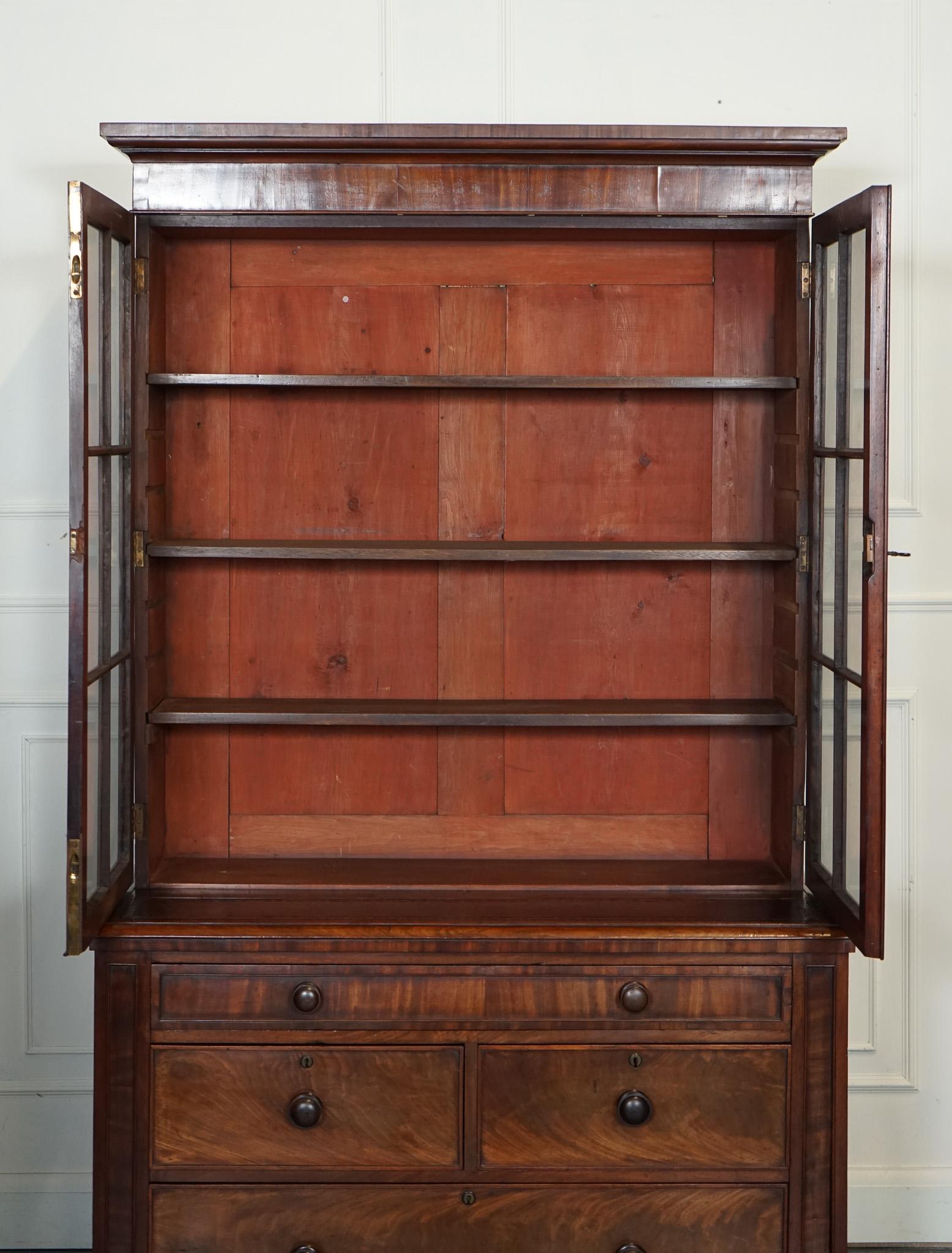 CABiNET ANTIQUE DRESSER BOOKCASE DISPLAY EN CUIR NOIR SUR CHEST OF DRAWERS en vente 1