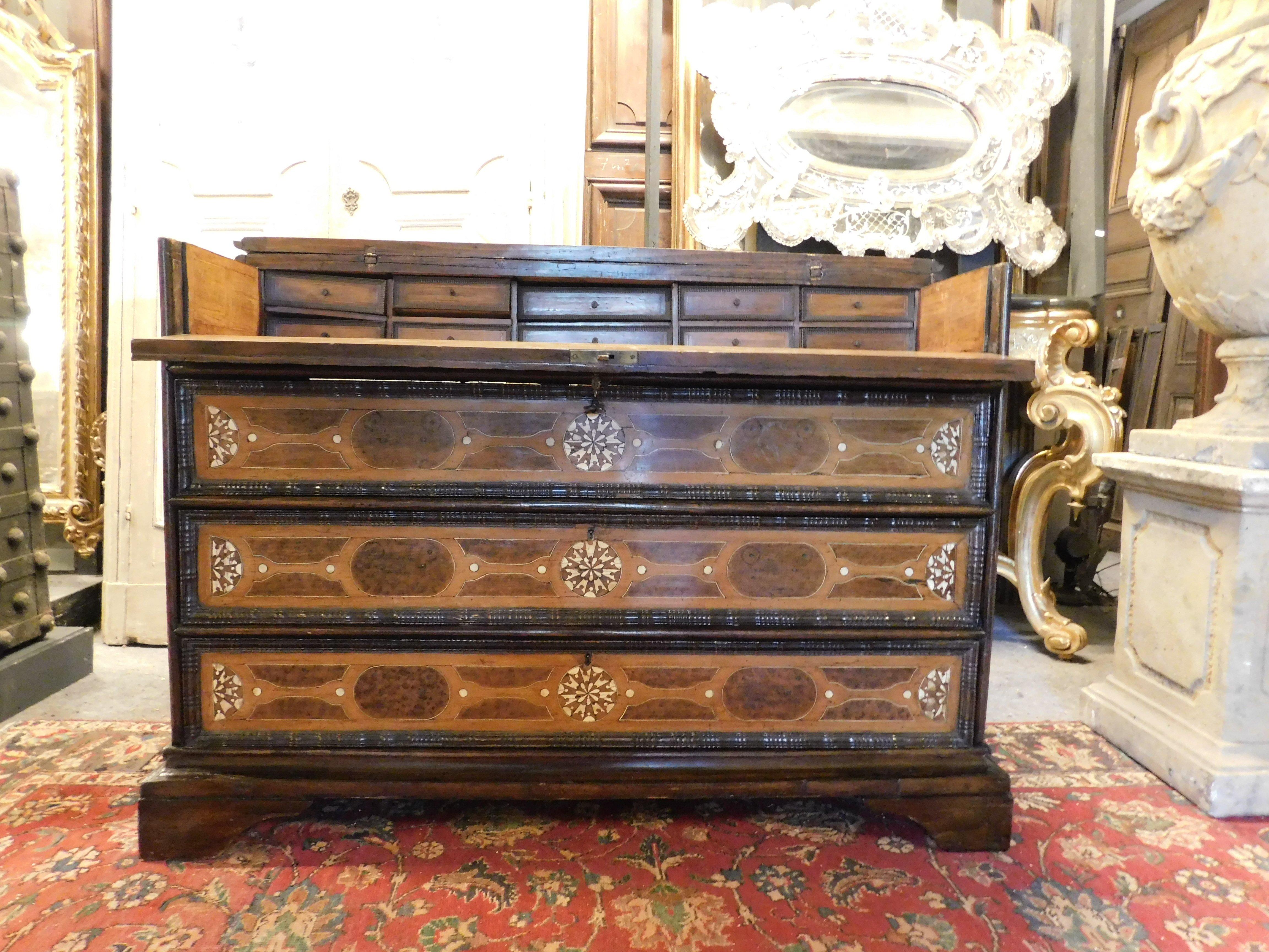 Dresser/flap cabinets in walnut and briar inlay, Italy For Sale 3
