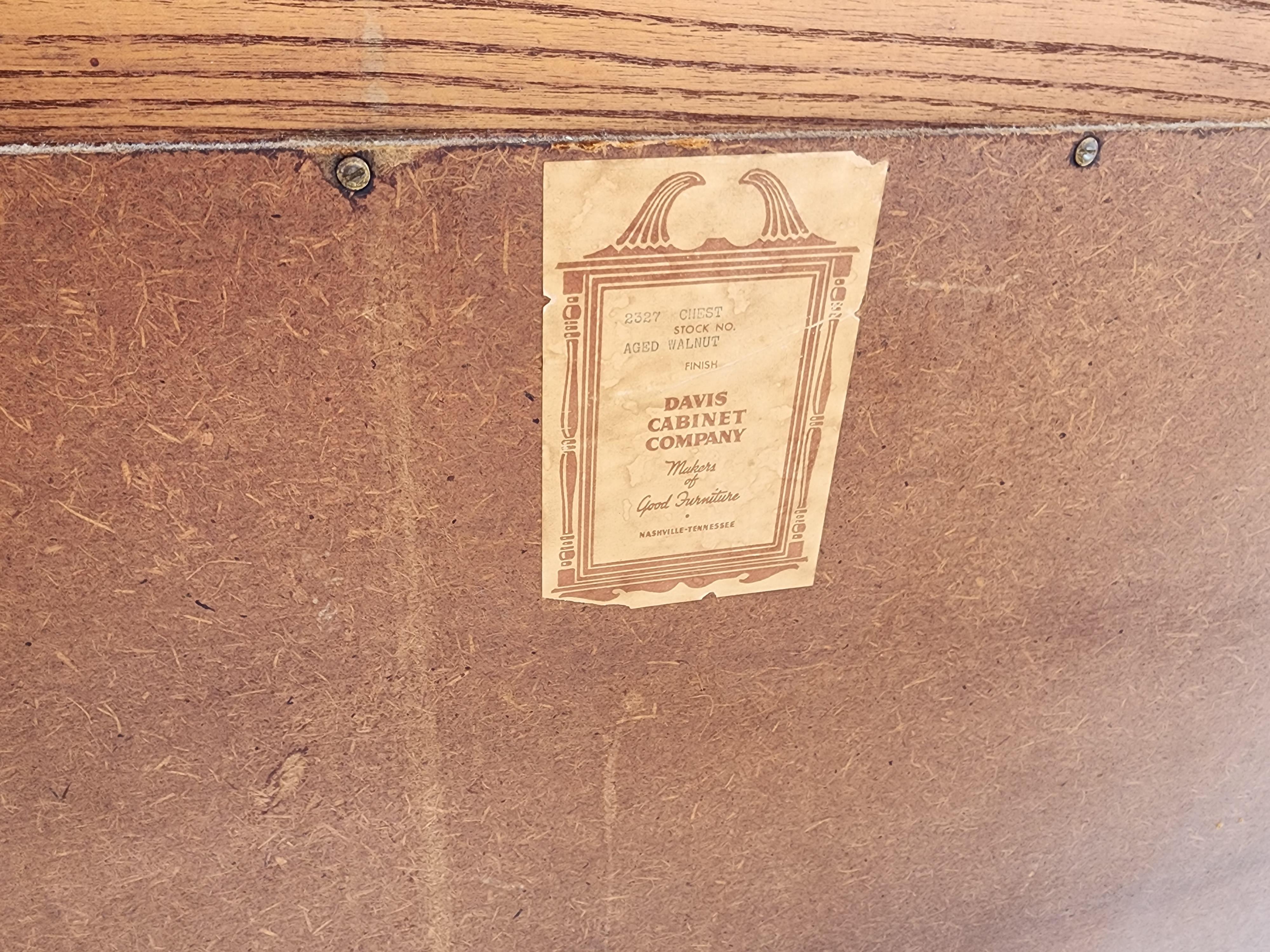 Antike Kommode Highboy Nussbaum massiv von Davis Cabinet Co im Angebot 10