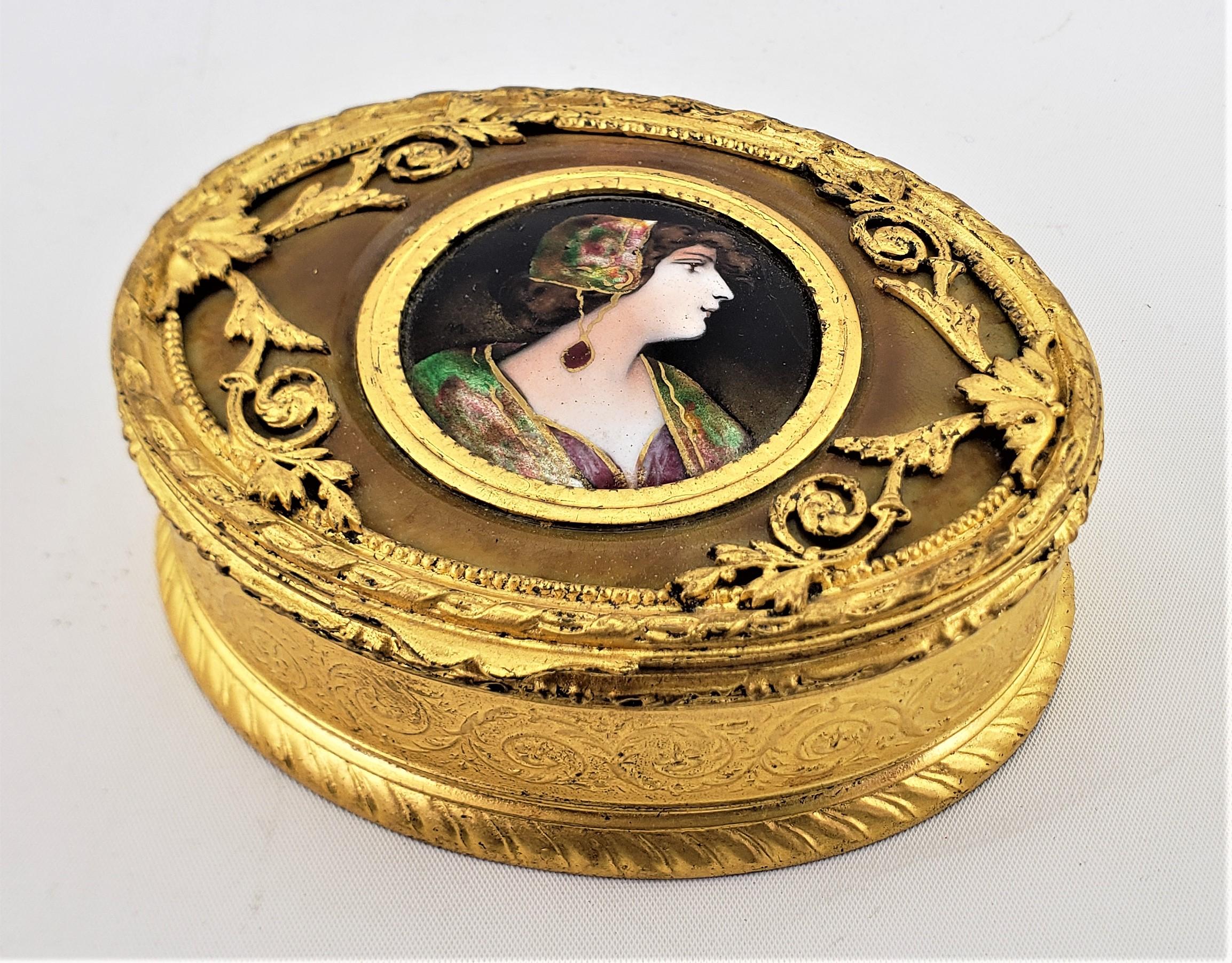 Antike Kommode oder Schmuckkästchen mit Emaille-Porträt und vergoldeten Bronzebeschlägen  (Art nouveau) im Angebot
