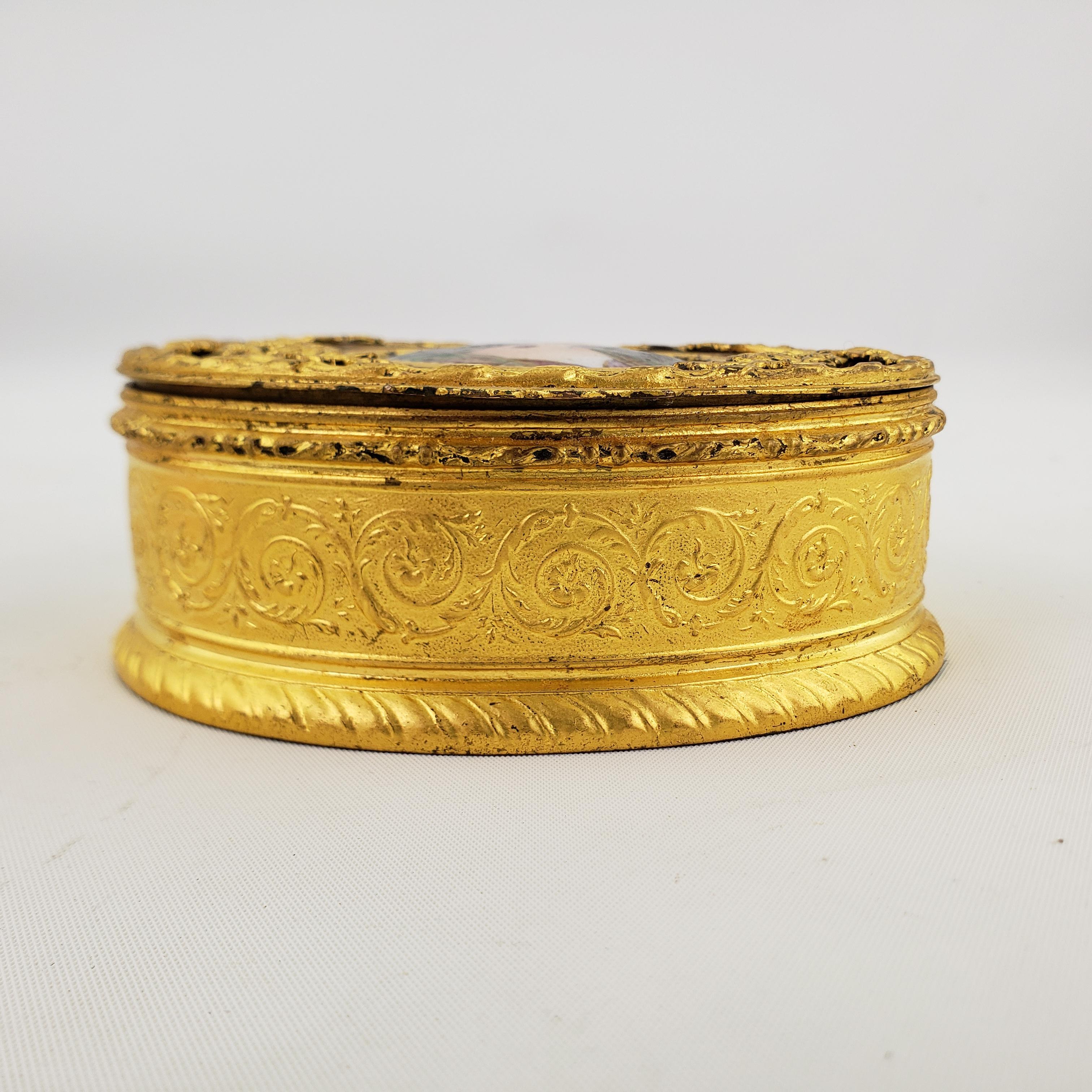 Art nouveau Commode ou boîte à bijoux ancienne avec portrait en émail et montures en bronze doré  en vente