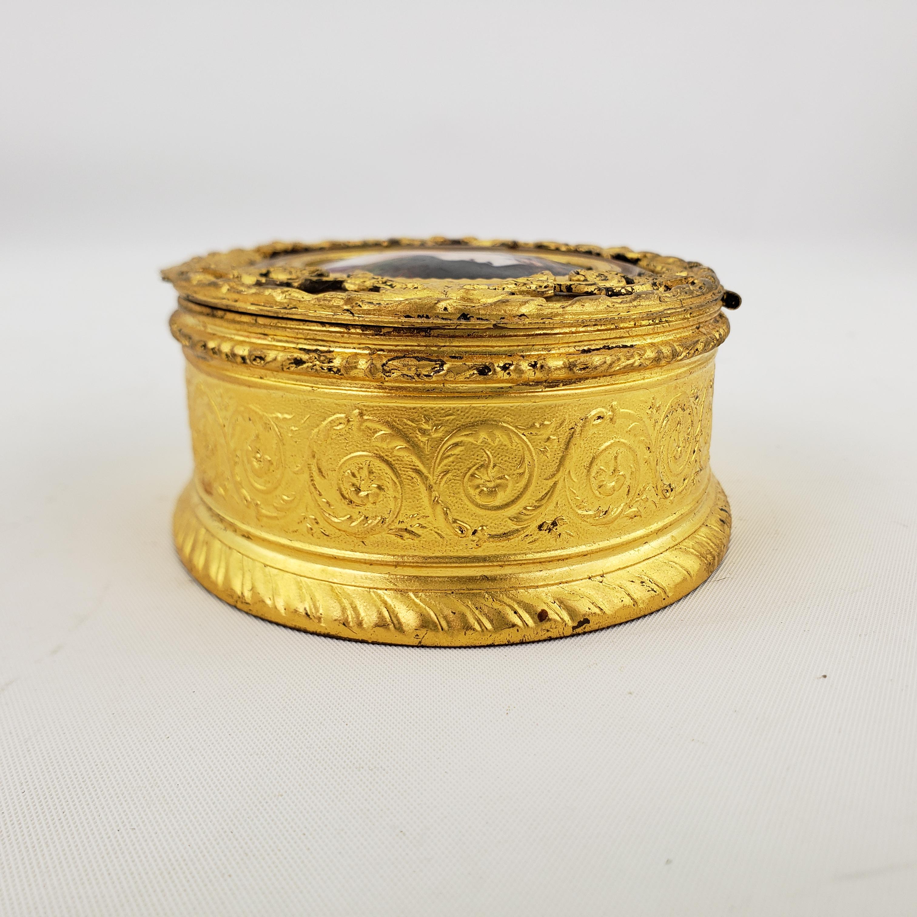 Français Commode ou boîte à bijoux ancienne avec portrait en émail et montures en bronze doré  en vente