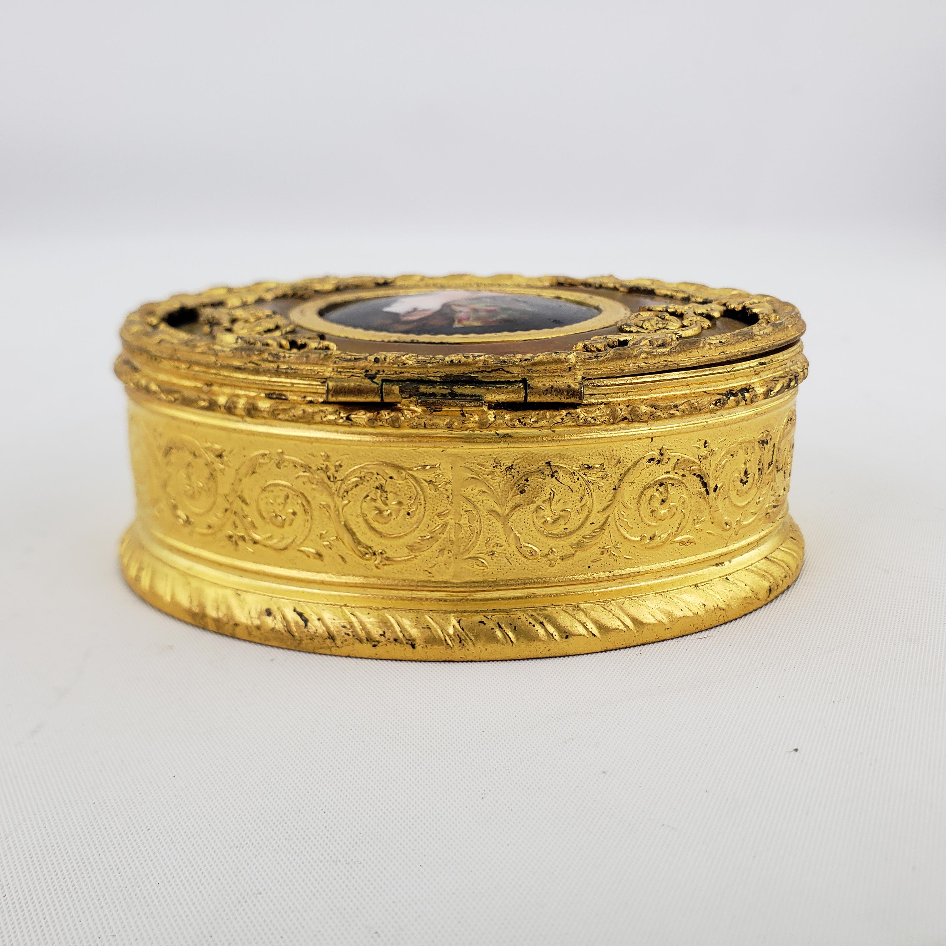 Doré Commode ou boîte à bijoux ancienne avec portrait en émail et montures en bronze doré  en vente
