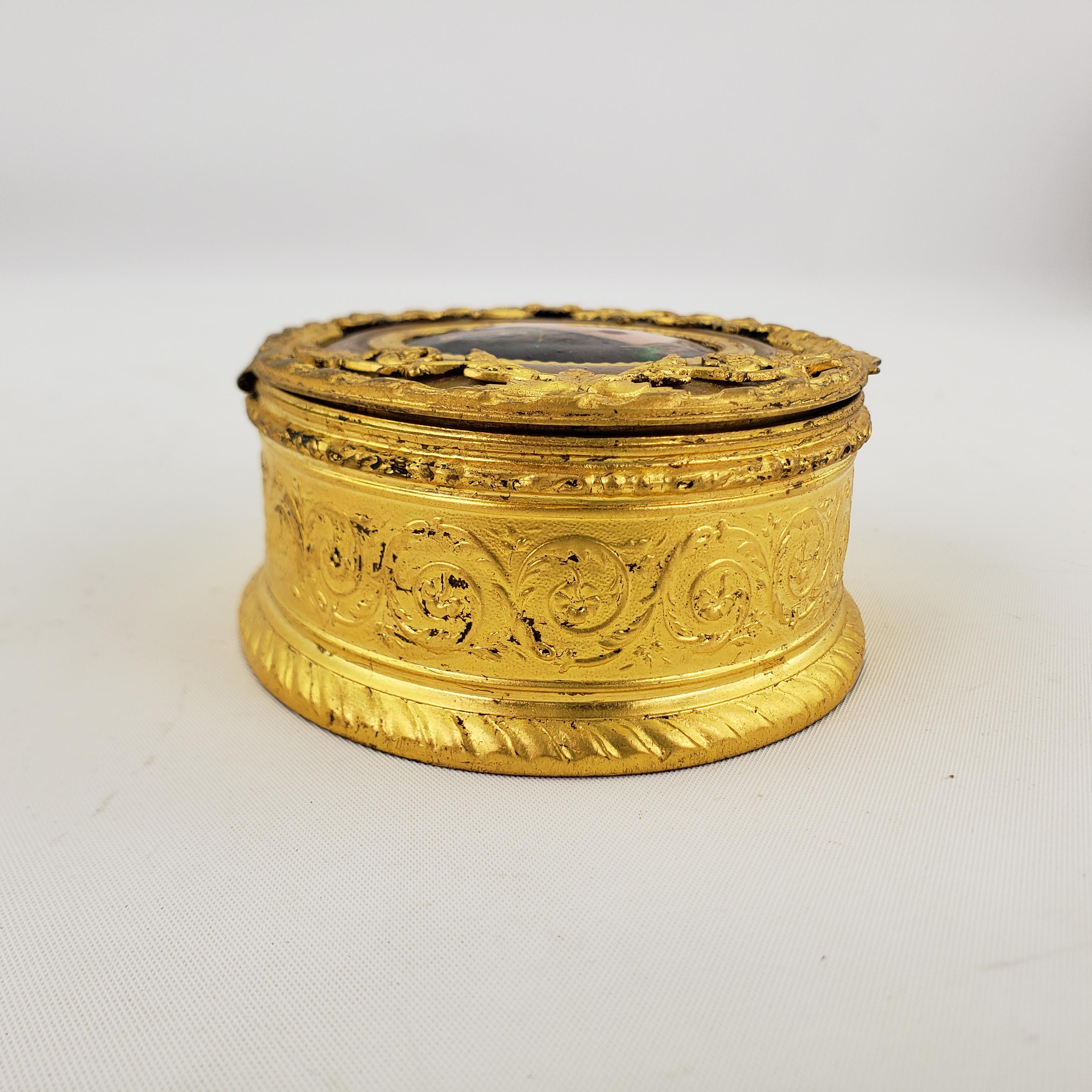 Commode ou boîte à bijoux ancienne avec portrait en émail et montures en bronze doré  Bon état - En vente à Hamilton, Ontario