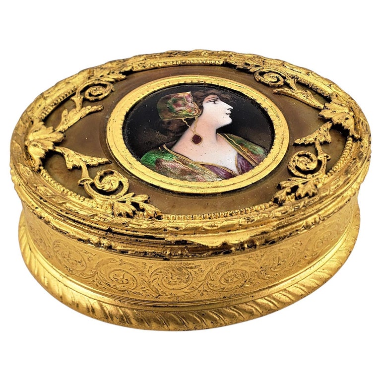 Boîte à bijoux ou commode ancienne avec portrait en émail et montures en  bronze doré En vente sur 1stDibs