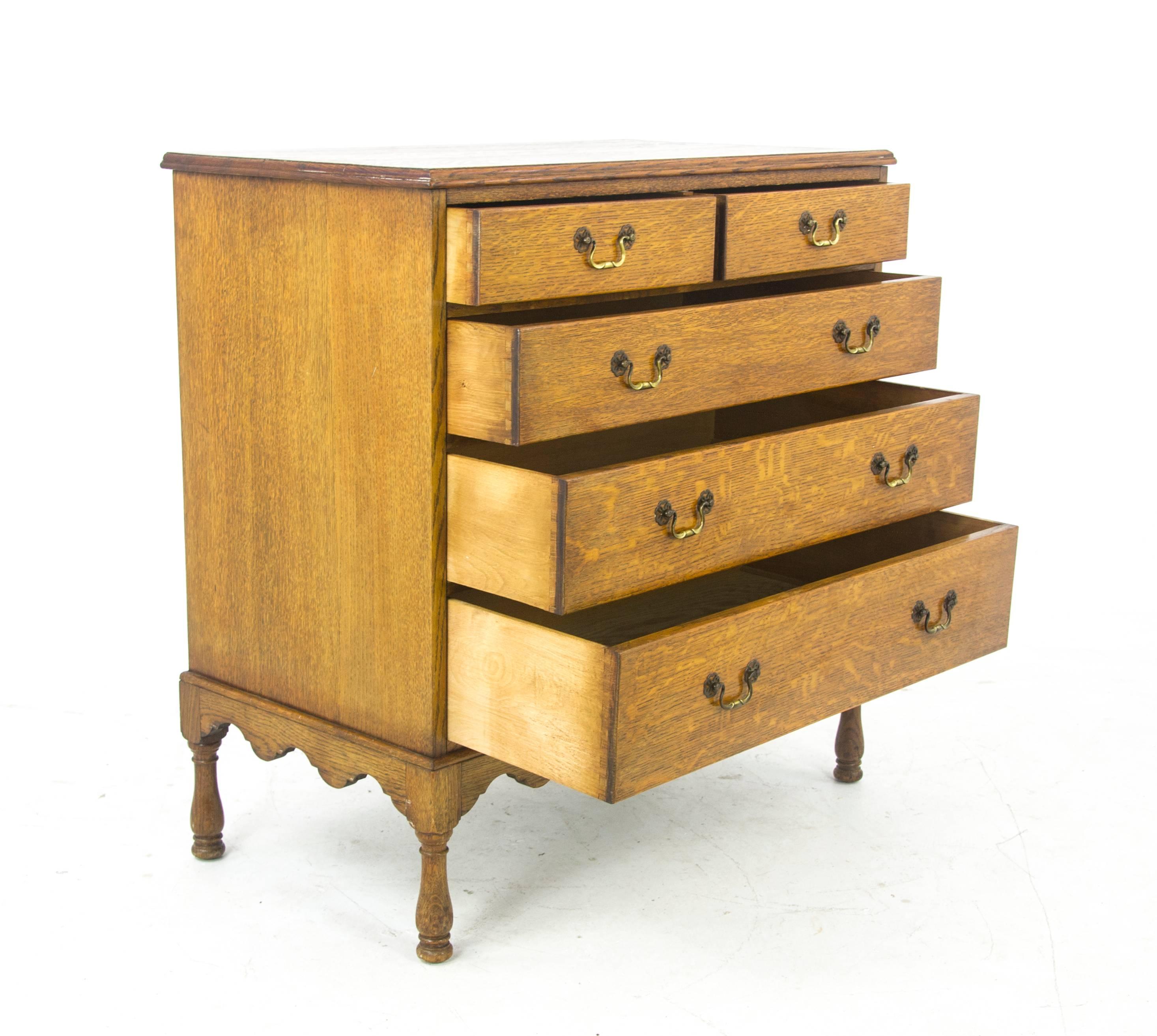 Commode ancienne:: commode en chêne tigré:: commode à cinq tiroirs:: Écosse:: 1890:: Meubles anciens:: B1066. 

Écosse:: 1890
Construction en chêne tigré massif
Finition d'origine
Dessus en chêne tigré
Deux tiroirs courts et trois tiroirs longs en