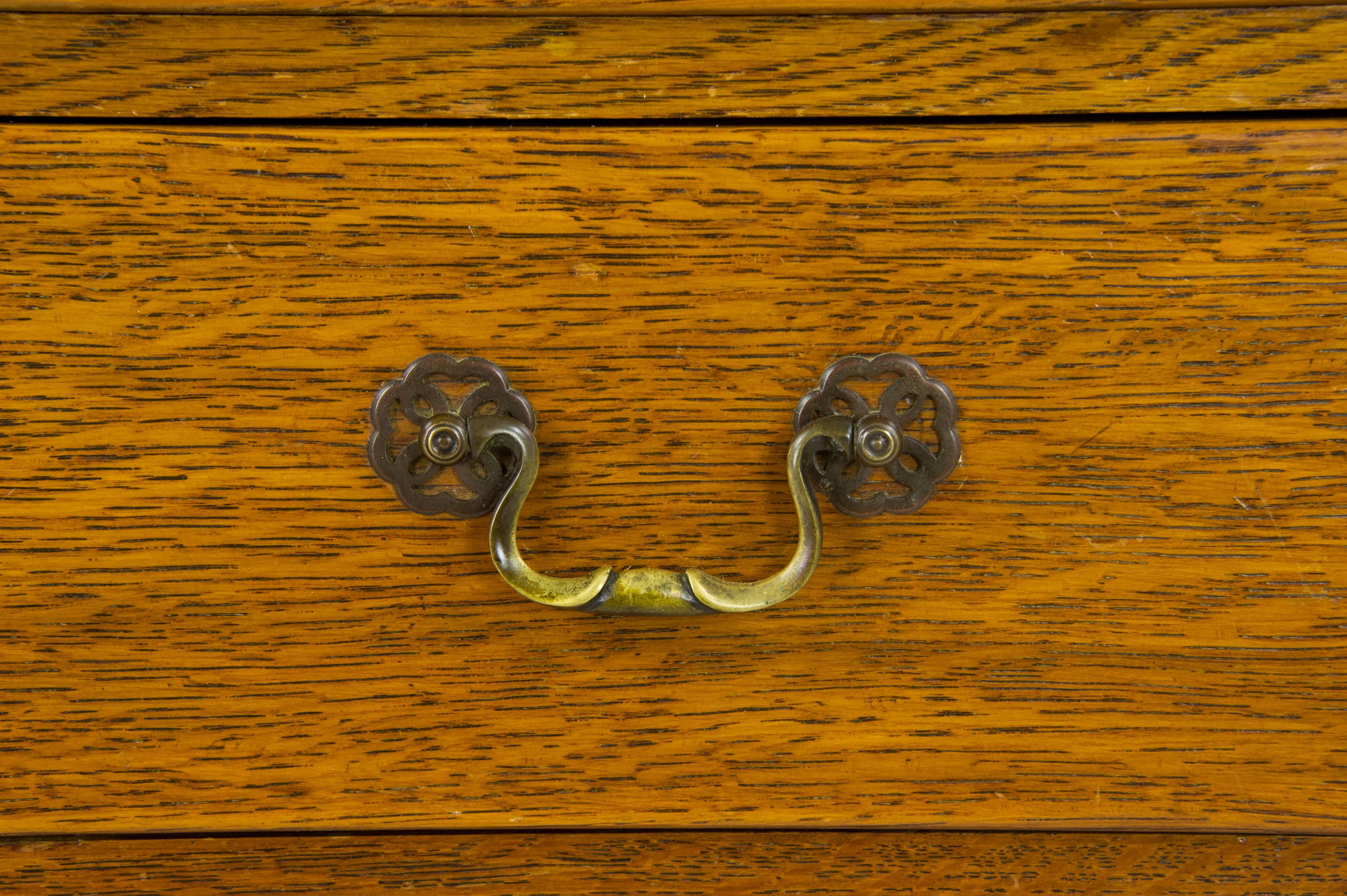 Antique Dresser:: Tiger Oak Dresser:: Five-Drawer Dresser:: Scotland:: 1890 REDUCED ! Excellent état à Vancouver, BC