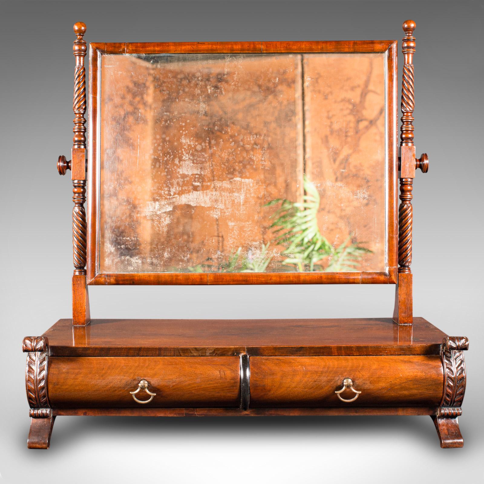 Il s'agit d'un miroir de coiffeuse ancien. Miroir de chambre à coucher en acajou flammé, datant du début de la période victorienne, vers 1850.

Admirez ce fascinant miroir de coiffeuse, à la finition attrayante.
Présente une patine vieillie