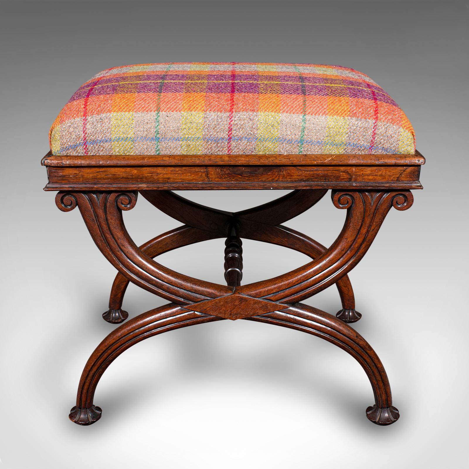 
Il s'agit d'un tabouret de toilette ancien. Tabouret à musique ou de cheminée anglais en bois de rose, datant de la période Regency, vers 1820.

Une tapisserie d'ameublement vivante posée sur un exemple frappant de l'artisanat de la