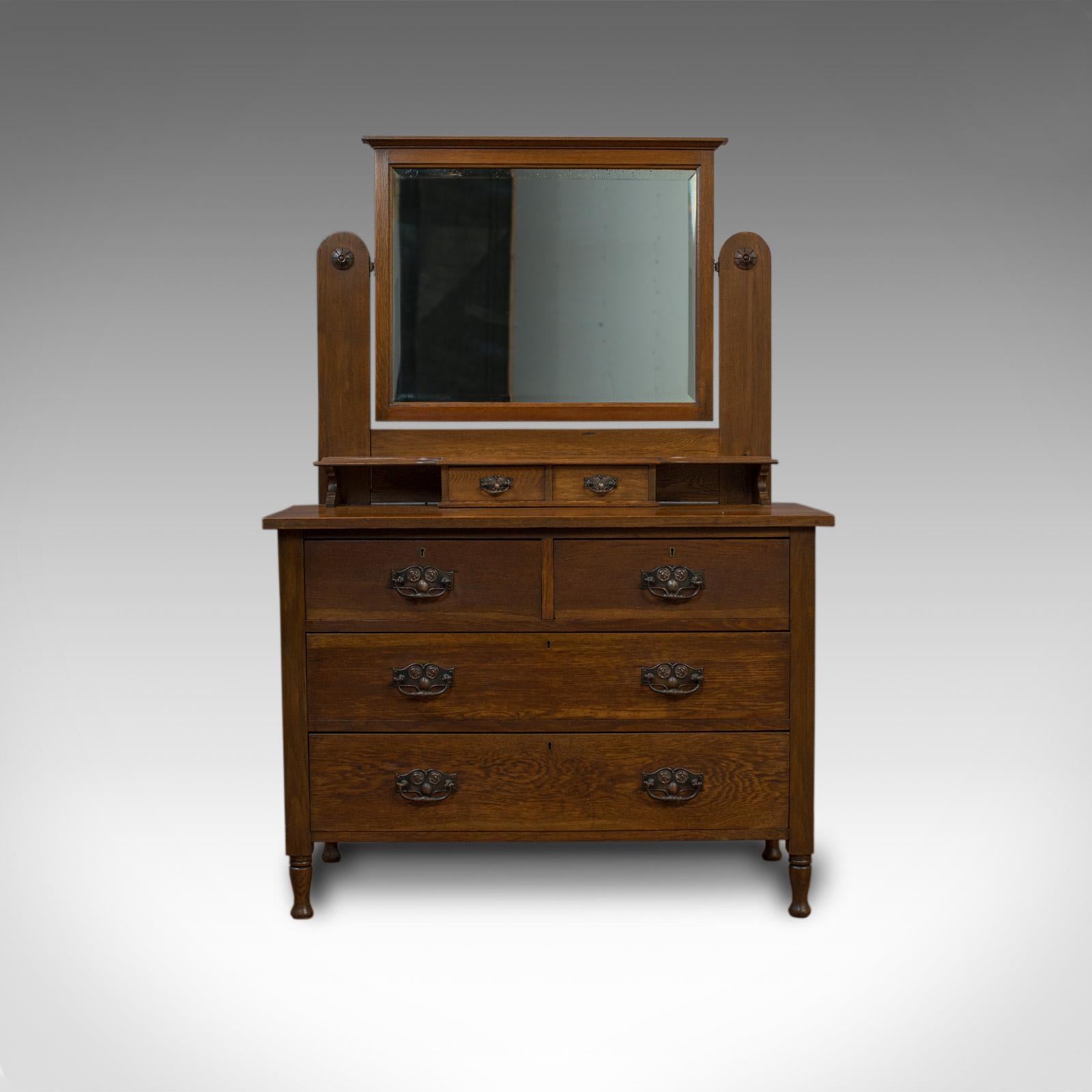 Il s'agit d'une coiffeuse ancienne de Ray et Miles. Miroir de courtoisie et commode en chêne:: de style anglais édouardien:: datant du début du 20e siècle:: vers 1910. 

Fabriqué par la firme renommée Ray and Miles de Liverpool et présentant une