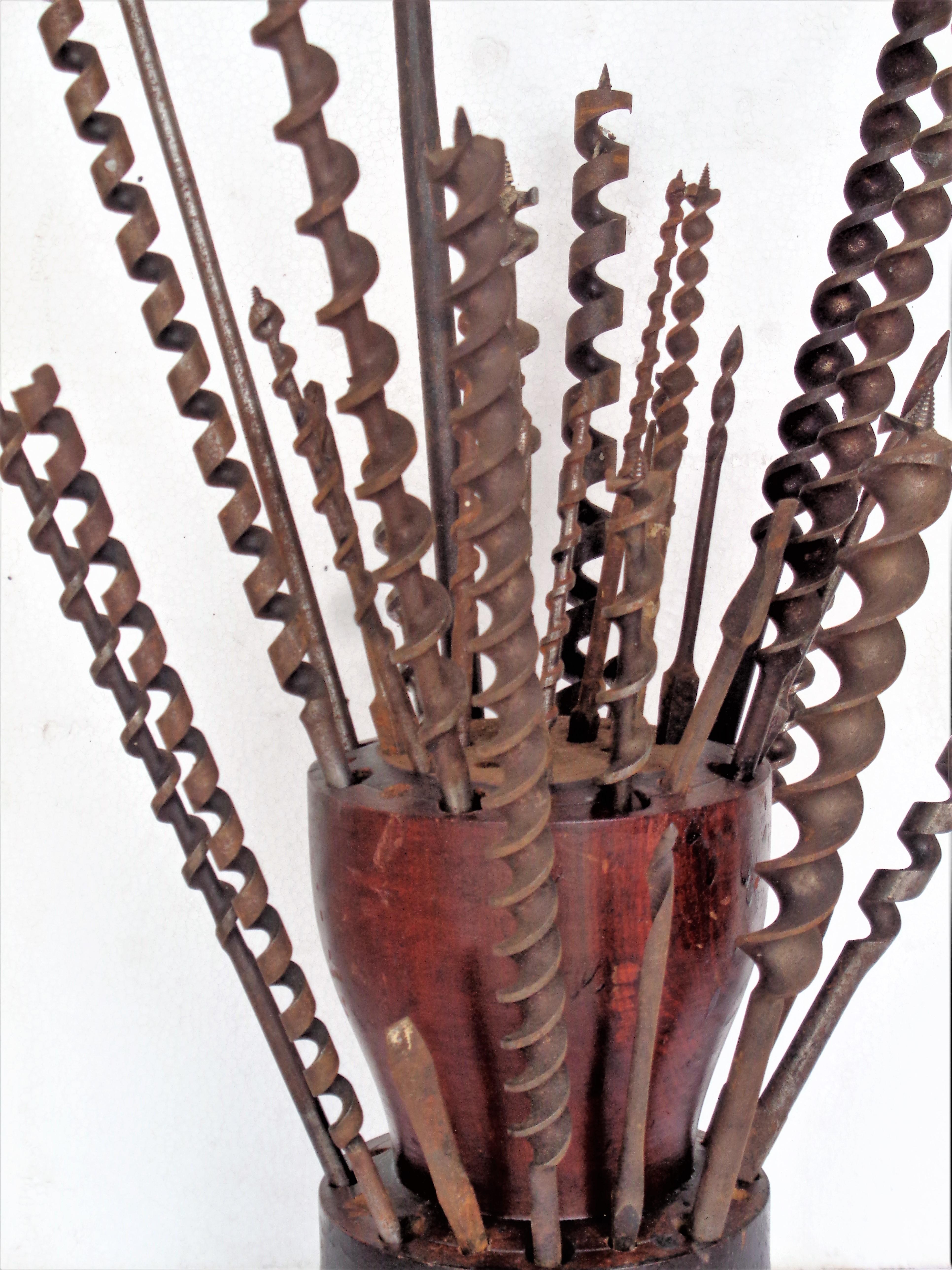 Antiker Drill Bit Holder & Drill Bits, als gefundene Industrieskulptur (Industriell) im Angebot