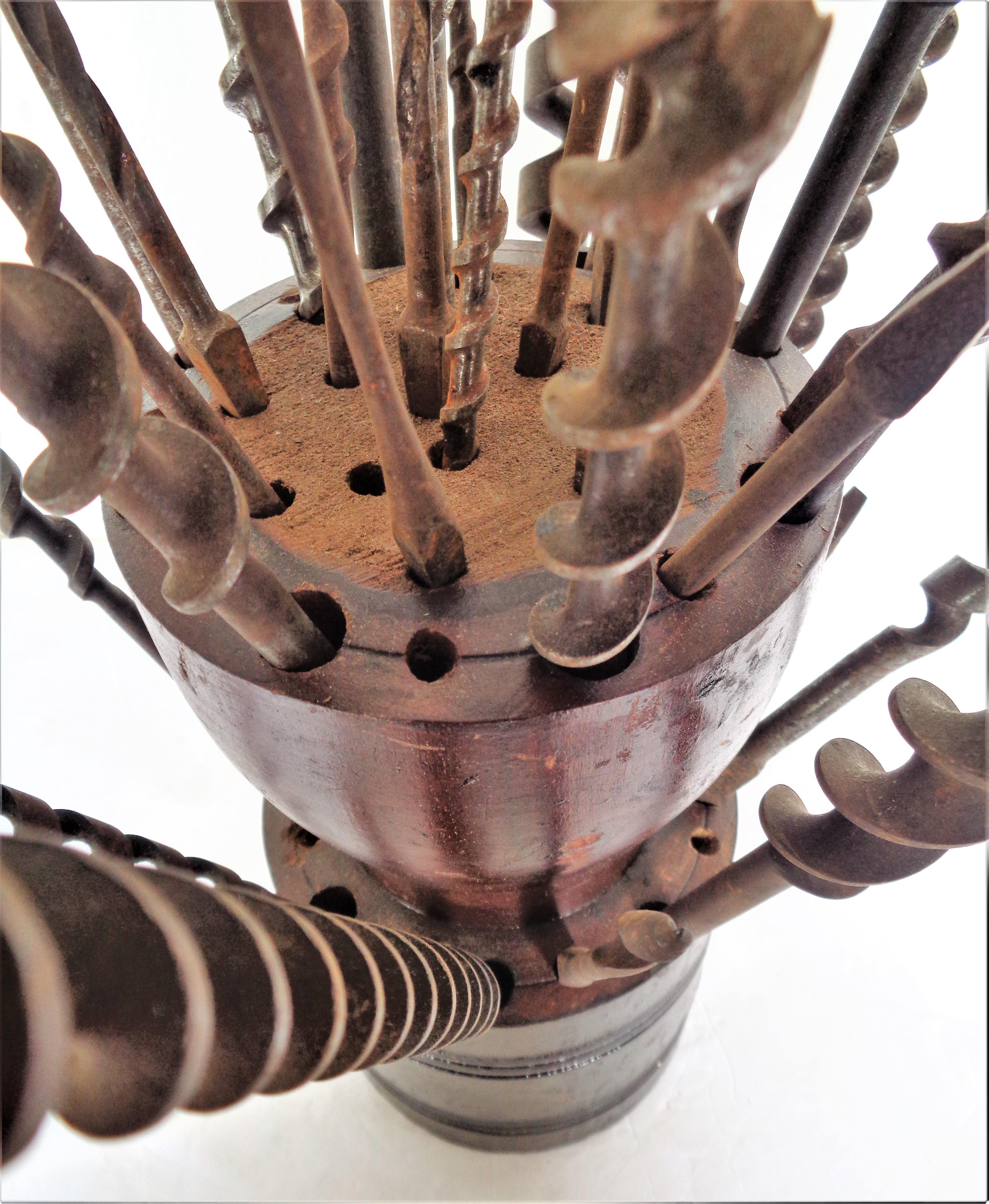 Antiker Drill Bit Holder & Drill Bits, als gefundene Industrieskulptur (Eisen) im Angebot