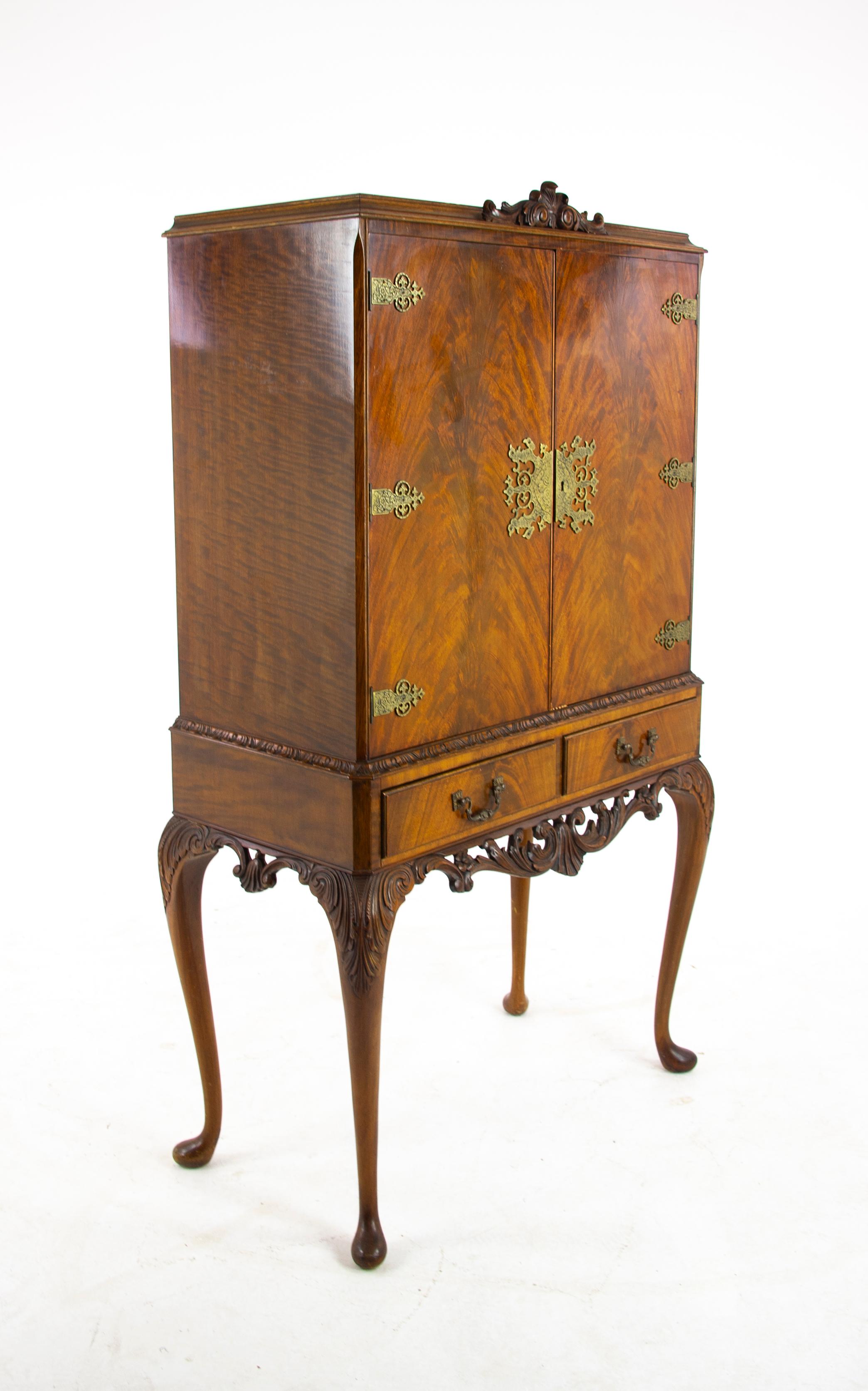 Antique drinks cabinet, vintage cocktail cabinet, Queen Anne cabinet, Scotland, 1930. Antique furniture, B1497

Scotland, 1930
With decorative and scrolled detail to the centre top
Two lively figured walnut doors
Brass lock plates and