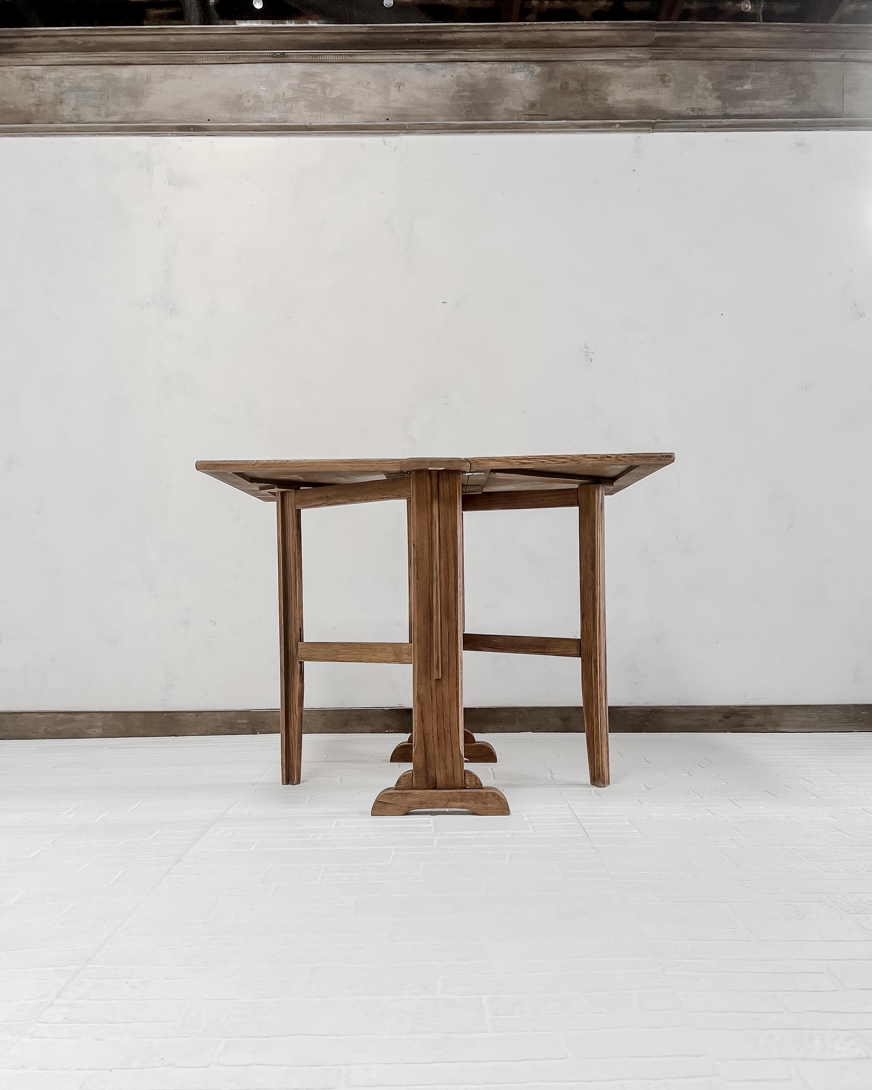 This gateleg, drop-leaf table exudes timeless charm. Its stylish design showcases a perfect balance of simplicity and character. Transforming effortlessly from a compact, space-saving table when folded down, it reveals its total perfection when