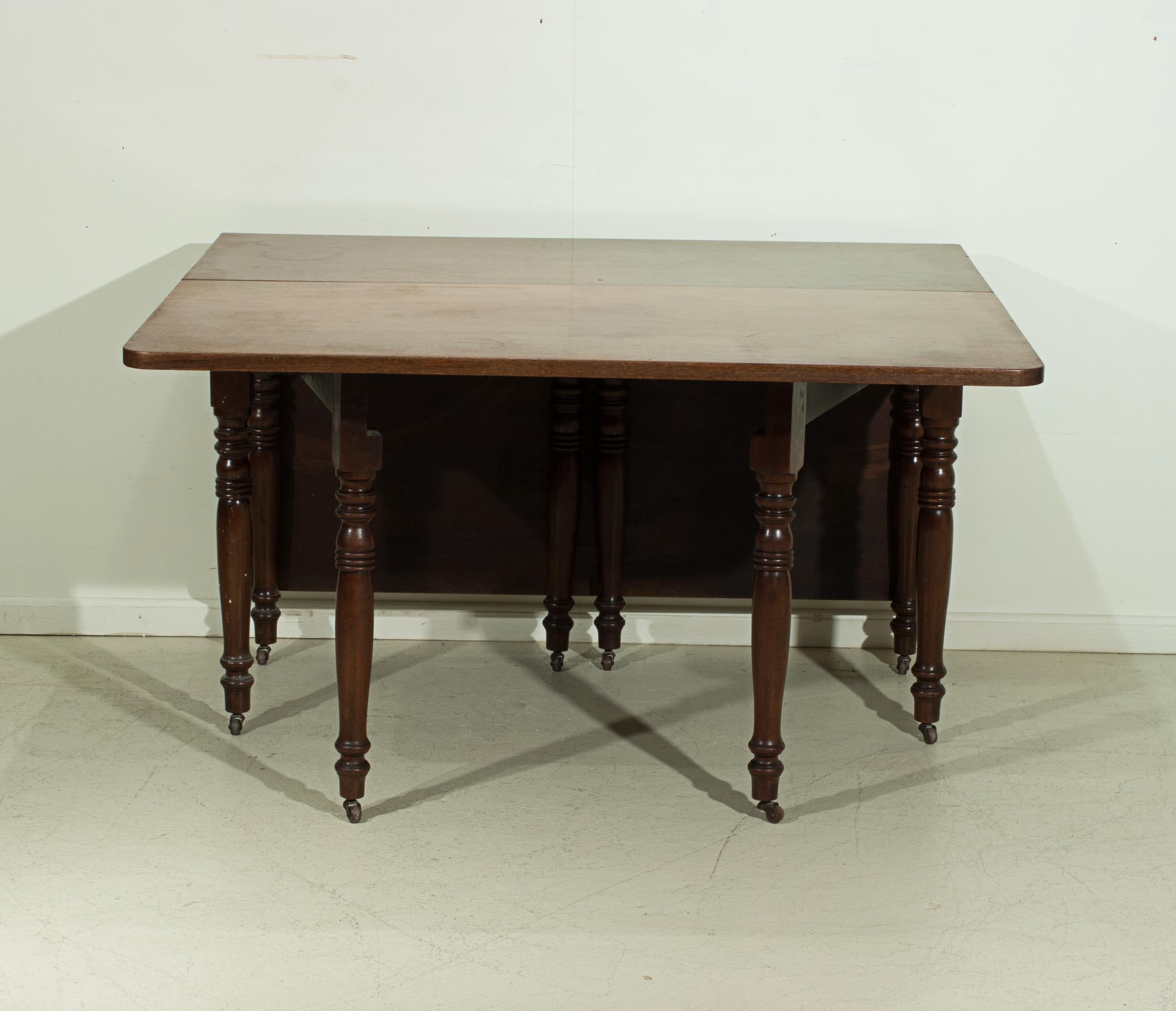 Mahogany Gateleg Dropleaf Dining Table.
A good-sized 19th century rectangular top drop leaf dining table. The solid mahogany top having two drop-leaves, with good colour and patination. Standing on ring turned legs raised on ceramic castors, the